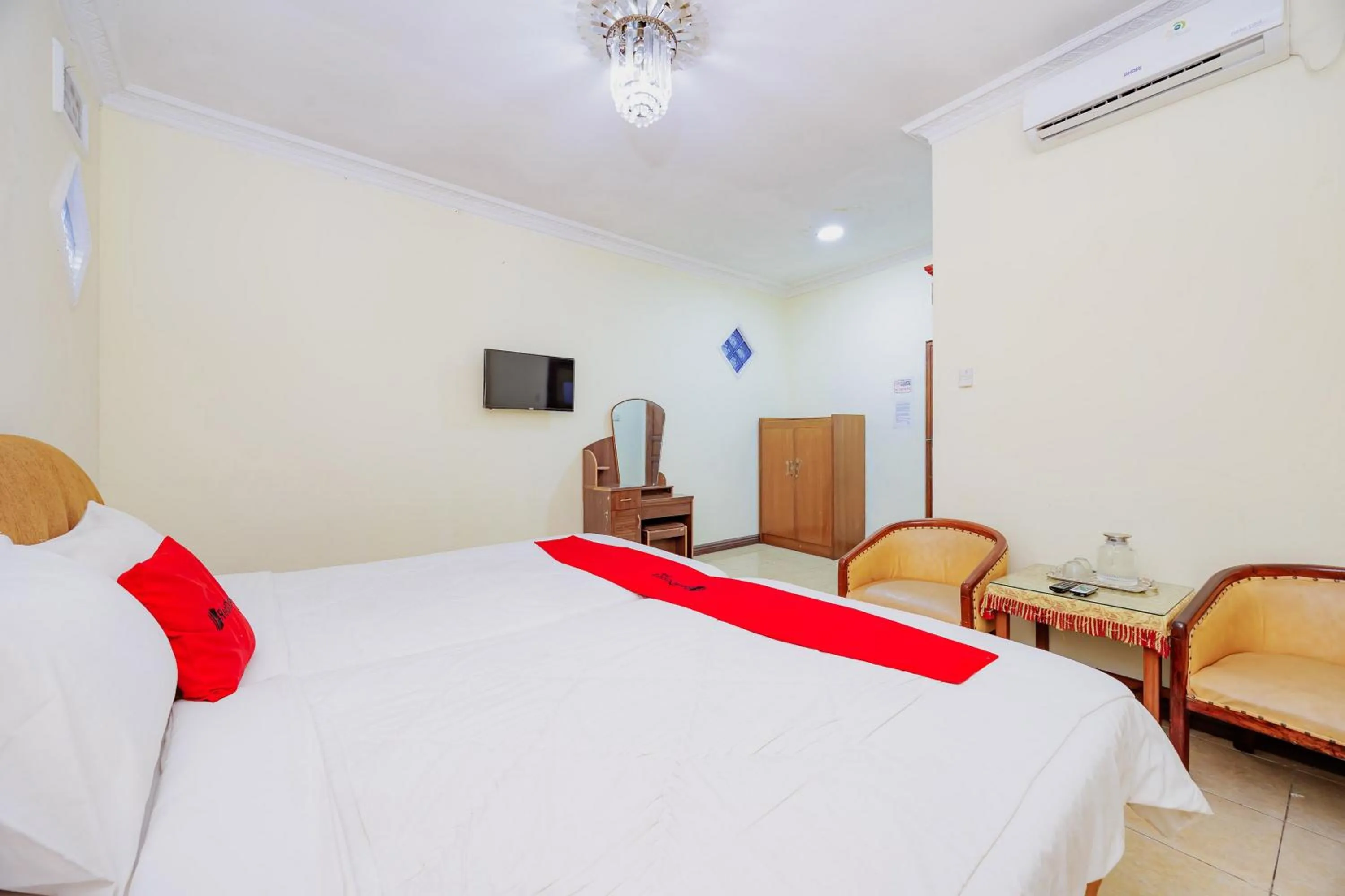 Bedroom, Bed in RedDoorz at Hotel Andalus Puncak