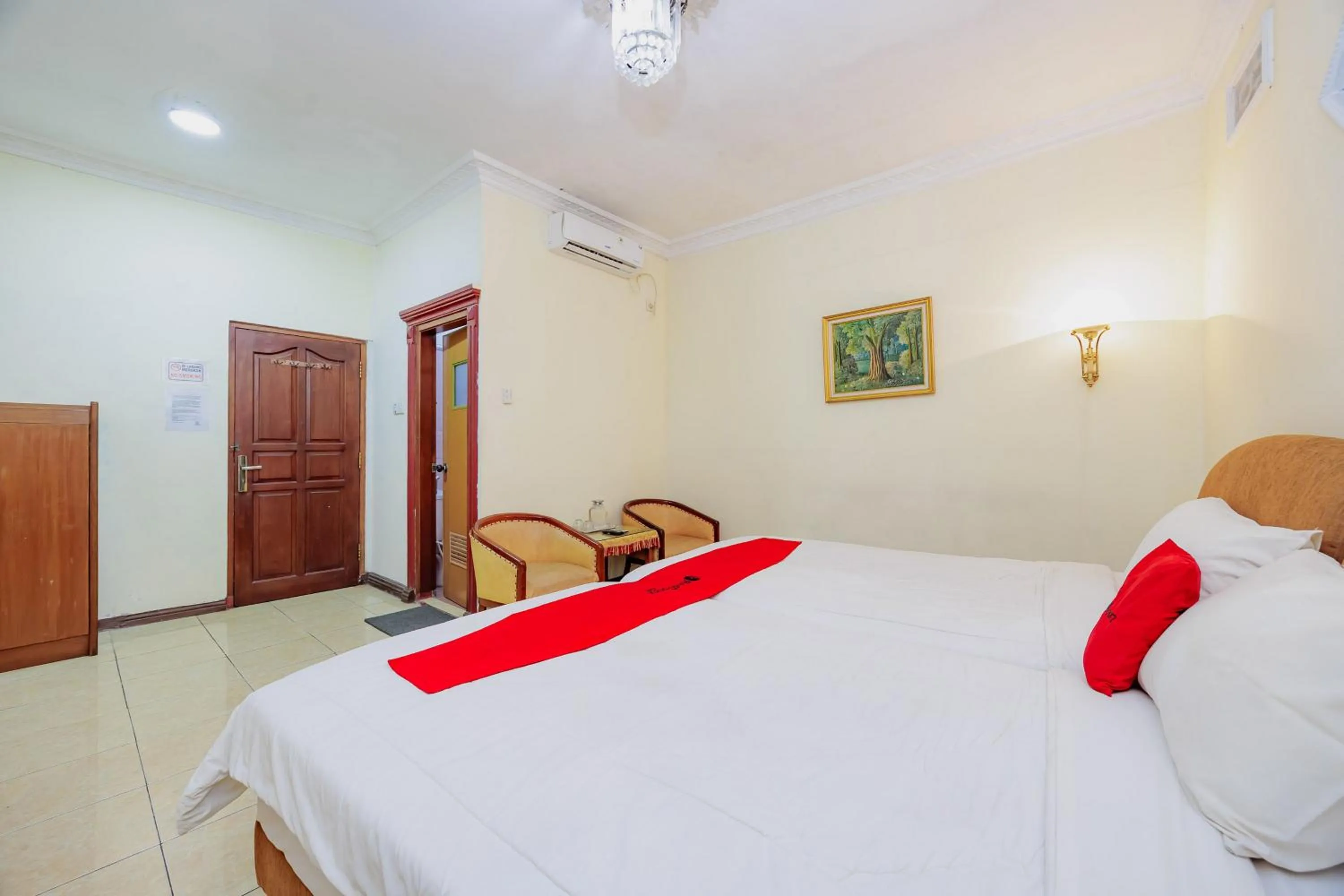 Bedroom, Bed in RedDoorz at Hotel Andalus Puncak