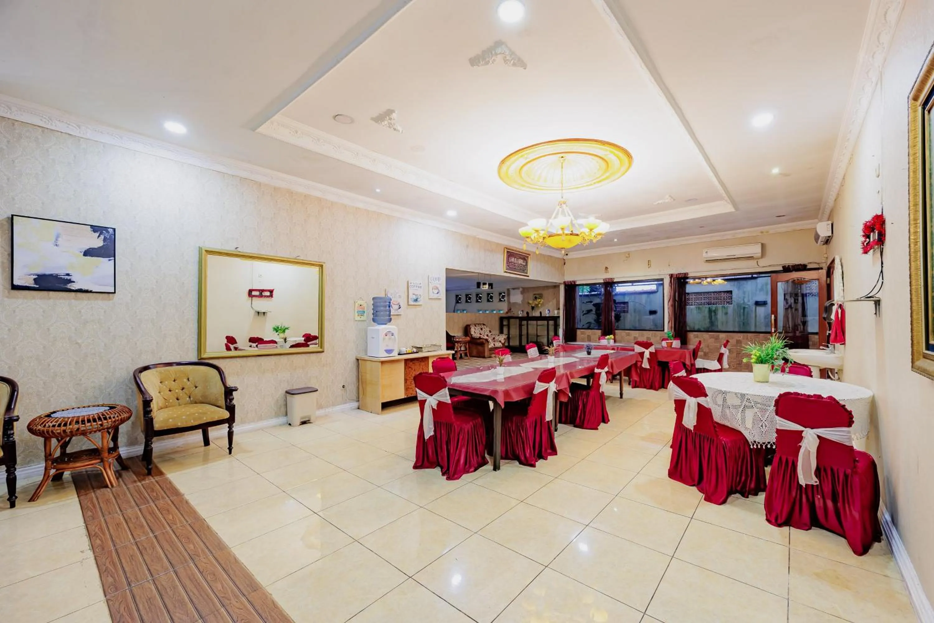Seating area in RedDoorz at Hotel Andalus Puncak