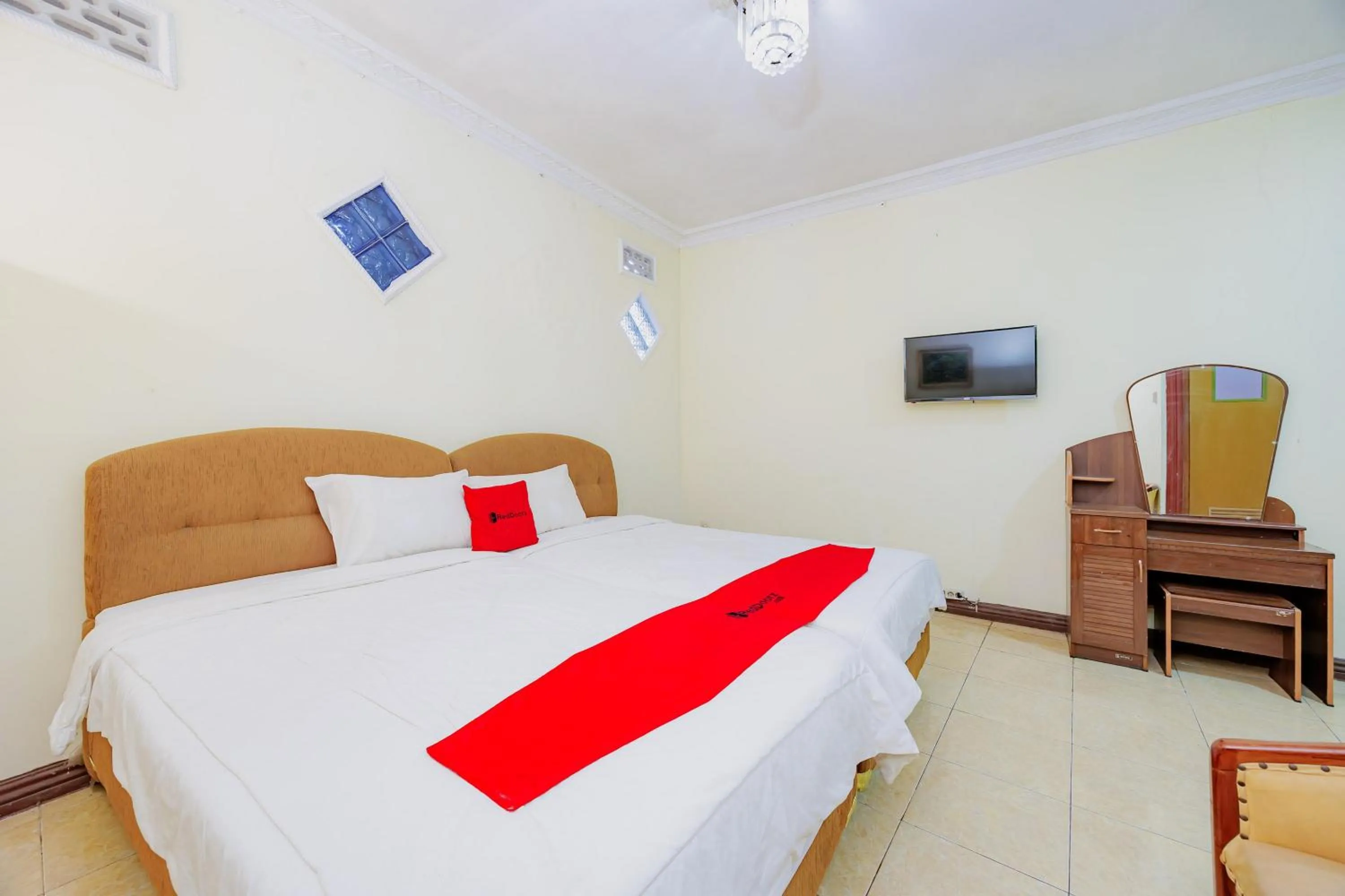 Bedroom, Bed in RedDoorz at Hotel Andalus Puncak