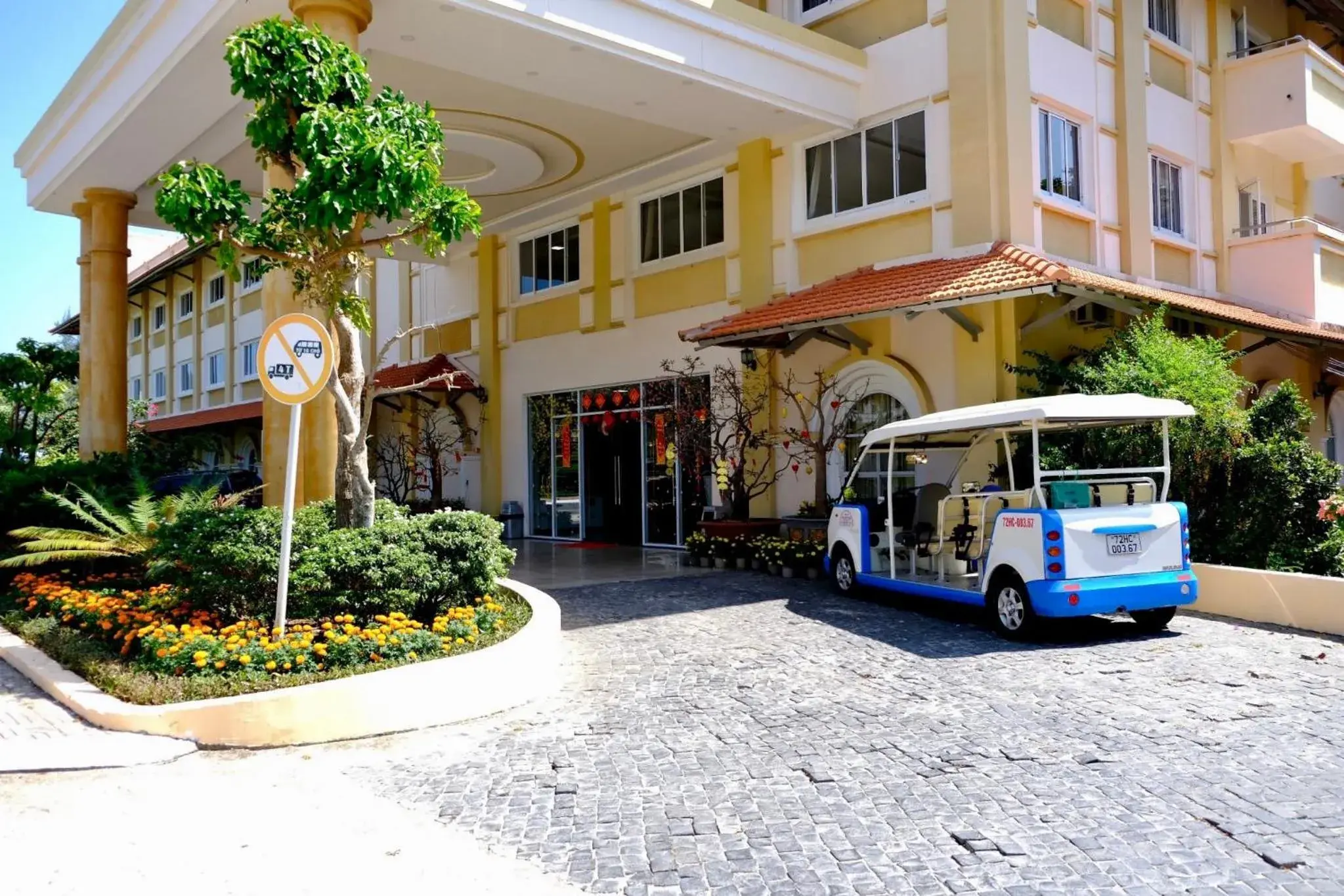 Standard Triple Room in Tan Son Nhat Con Dao Resort Standard Triple Room in Tan Son Nhat Con Dao Resort