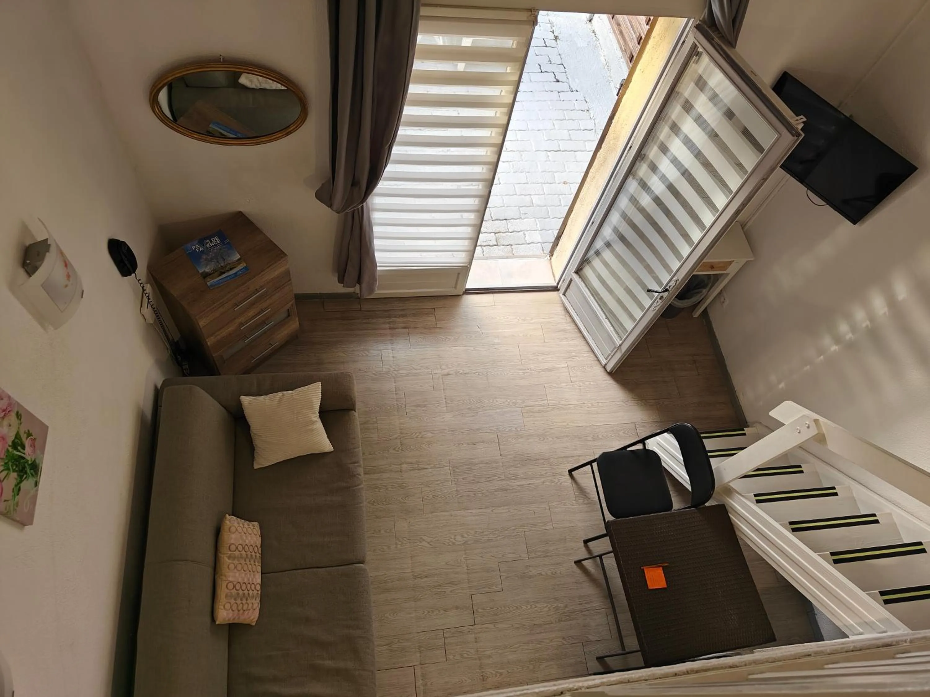 Communal lounge/ TV room in Auberge Des Pins