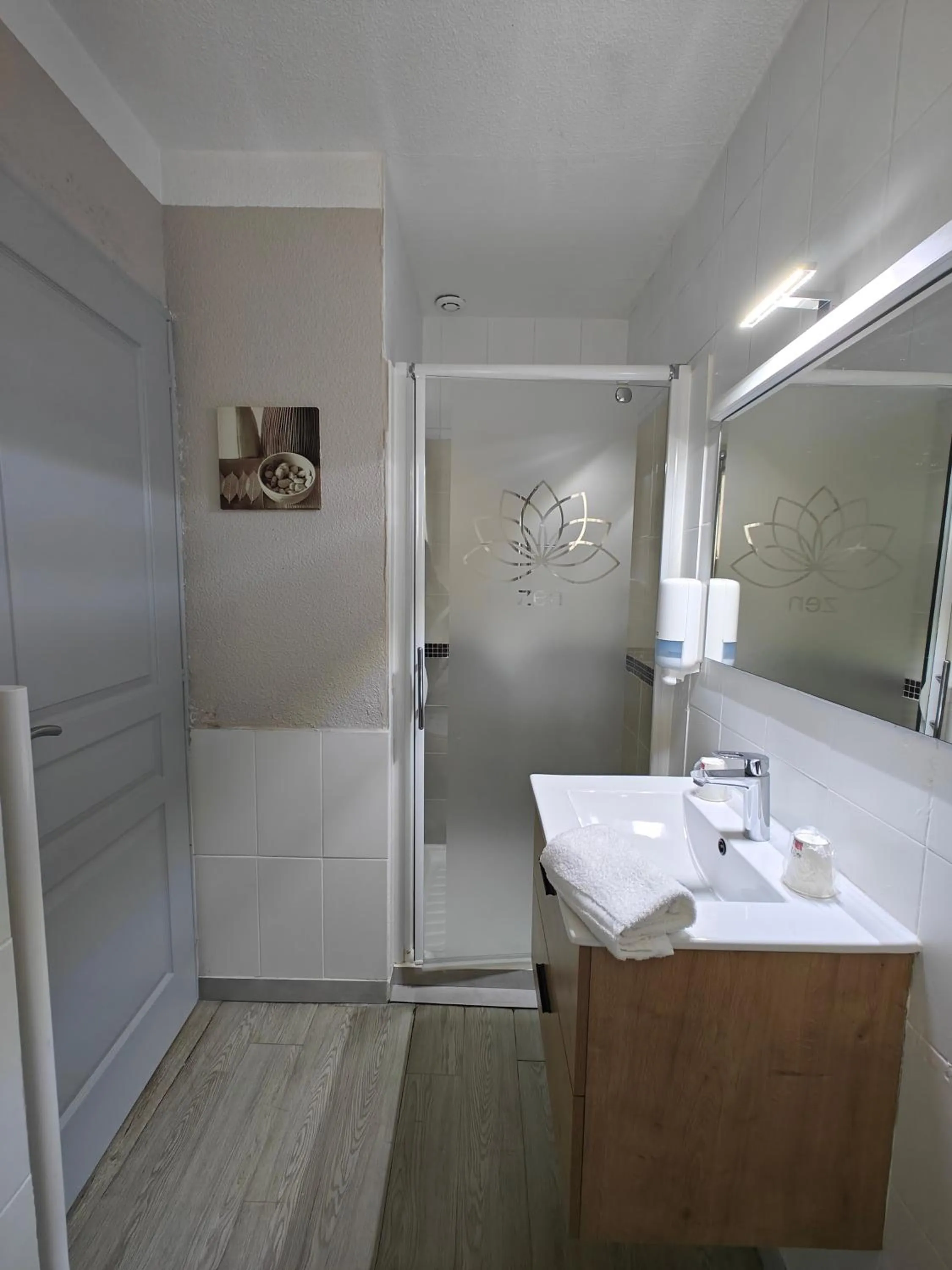 Shower in Auberge Des Pins