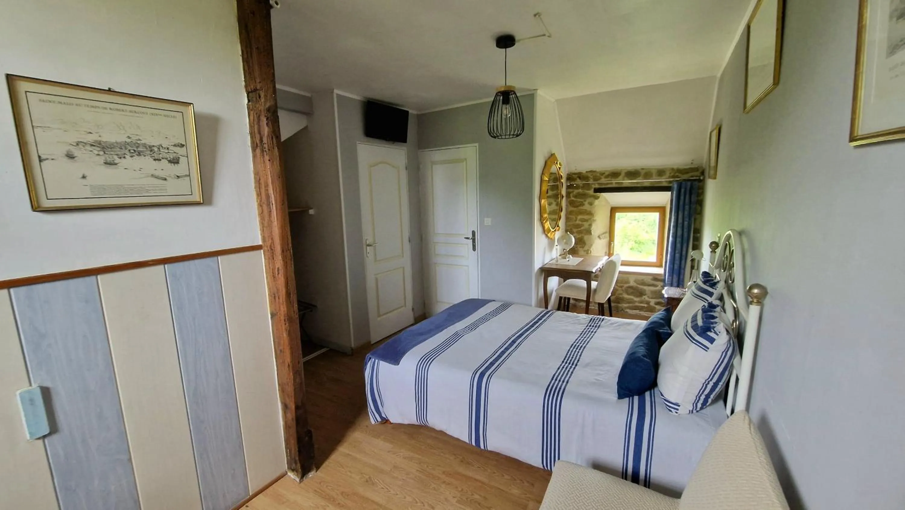 Bed in Chambres d'Hôtes du Manoir du Haut Salmon