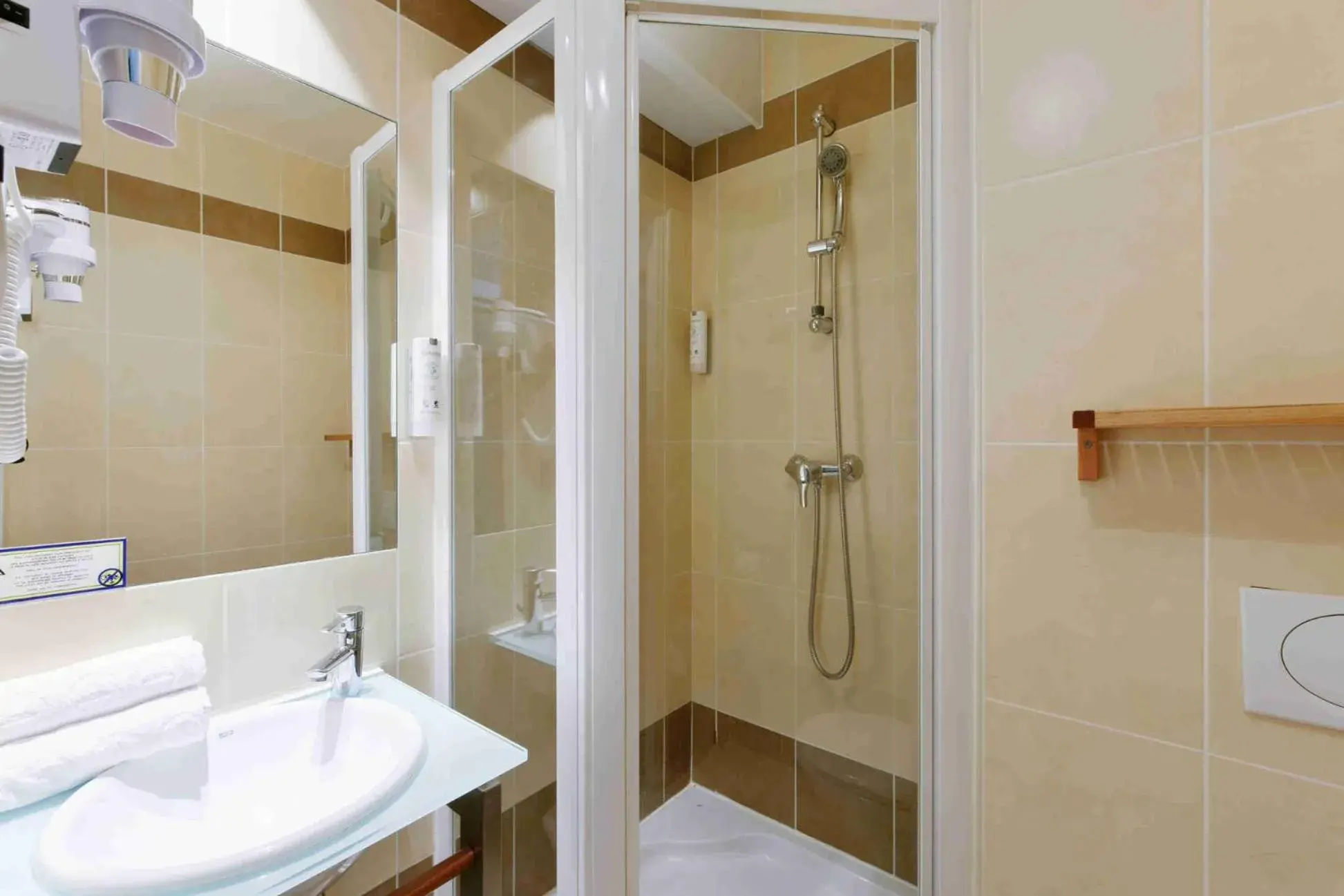 Studio 1 Double Bed 1 Single Bed in Kyriad Crepy En Valois Studio 1 Double Bed 1 Single Bed in Kyriad Crepy En Valois