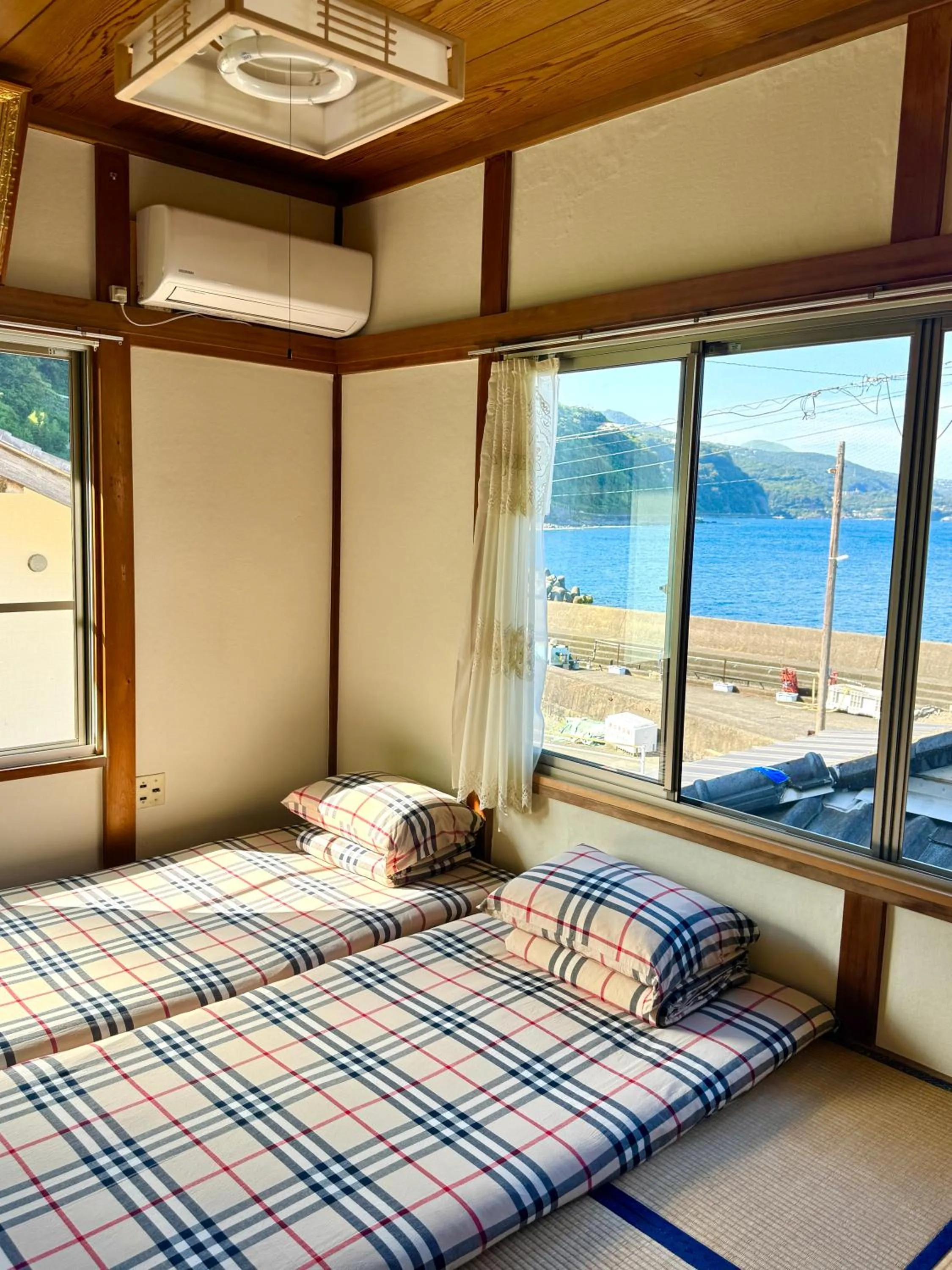 Bed in Izu Hokkawa Seaside Guesthouse 伊豆北川の家