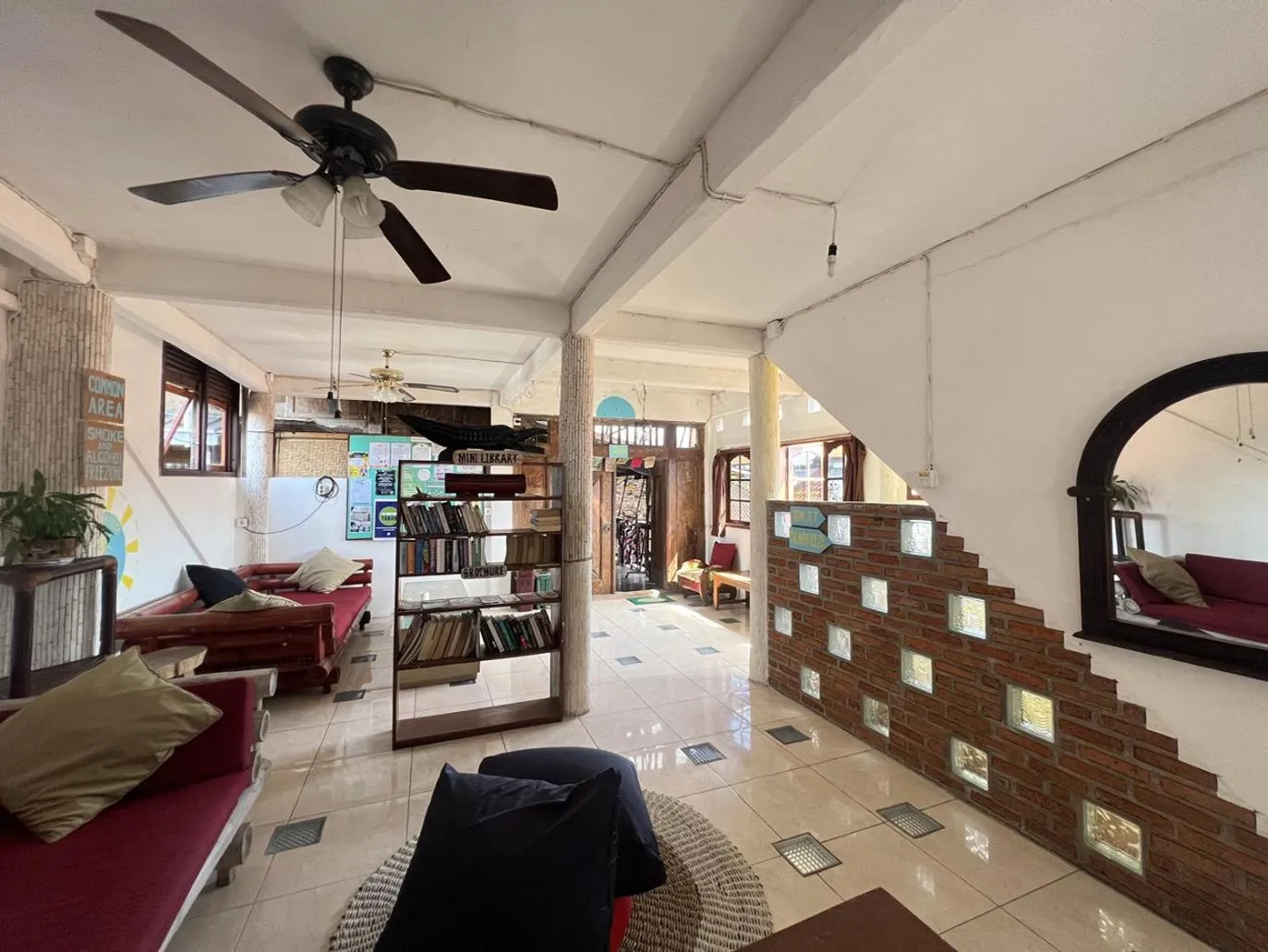 Communal lounge/ TV room in Seabreeze Hostel Bali