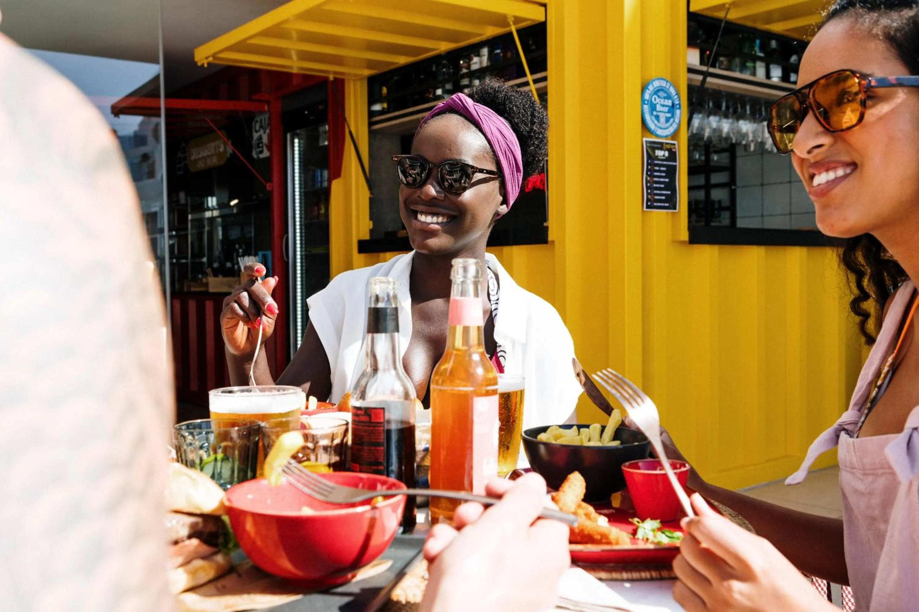 People in Sholeo Lodges Los Gigantes