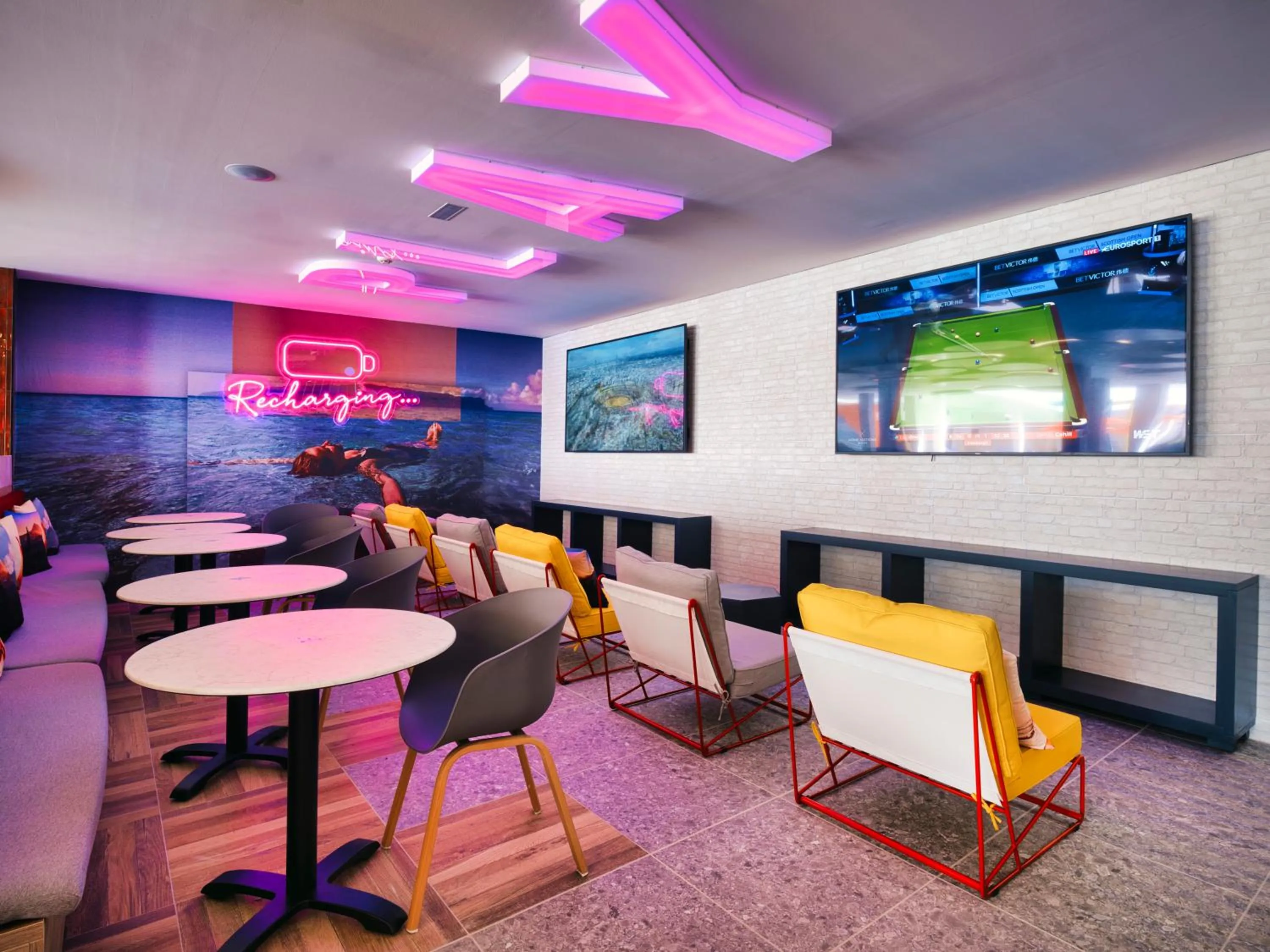 Communal lounge/ TV room in Sholeo Lodges Los Gigantes