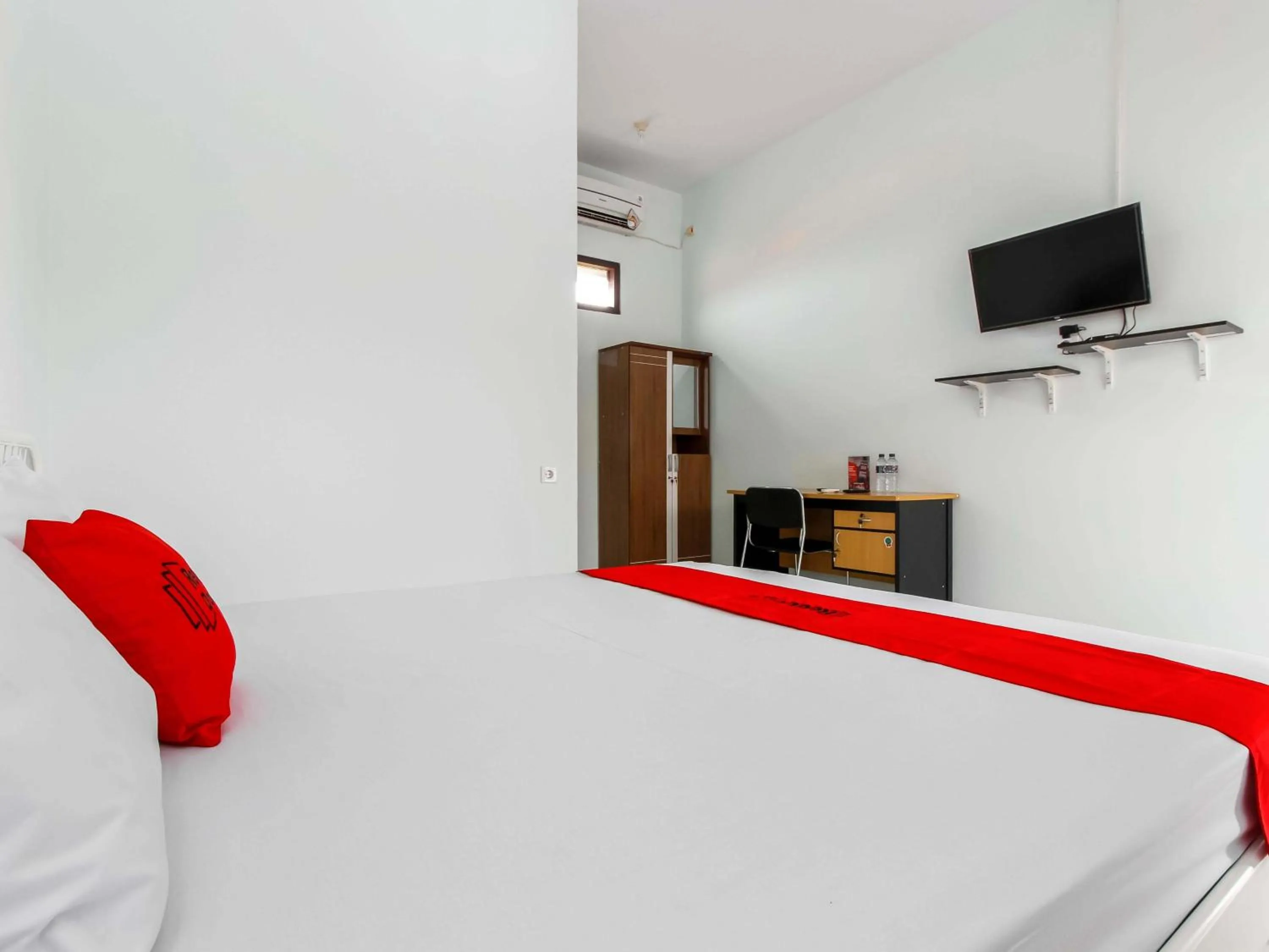 Bedroom, Bed in RedDoorz @ Jagakarsa 2