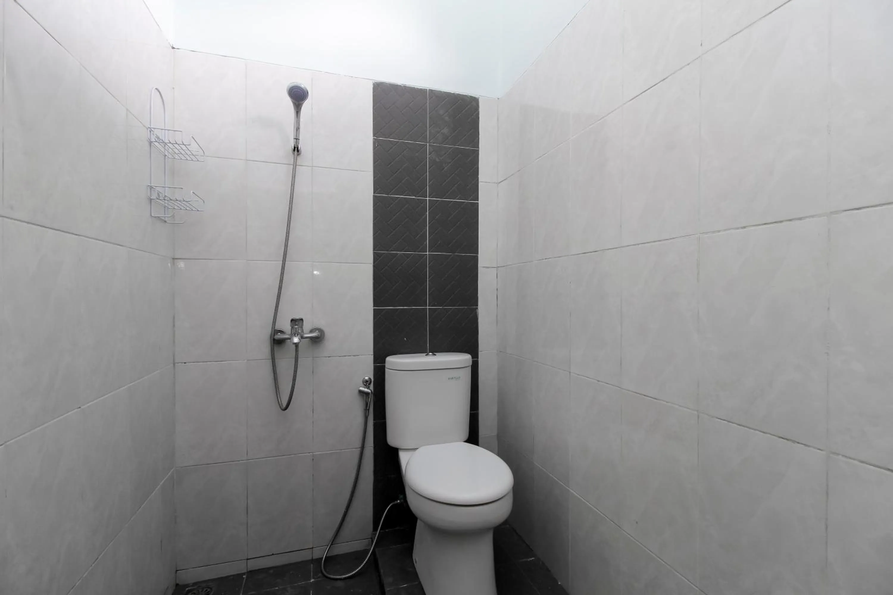 Bathroom in RedDoorz @ Jagakarsa 2