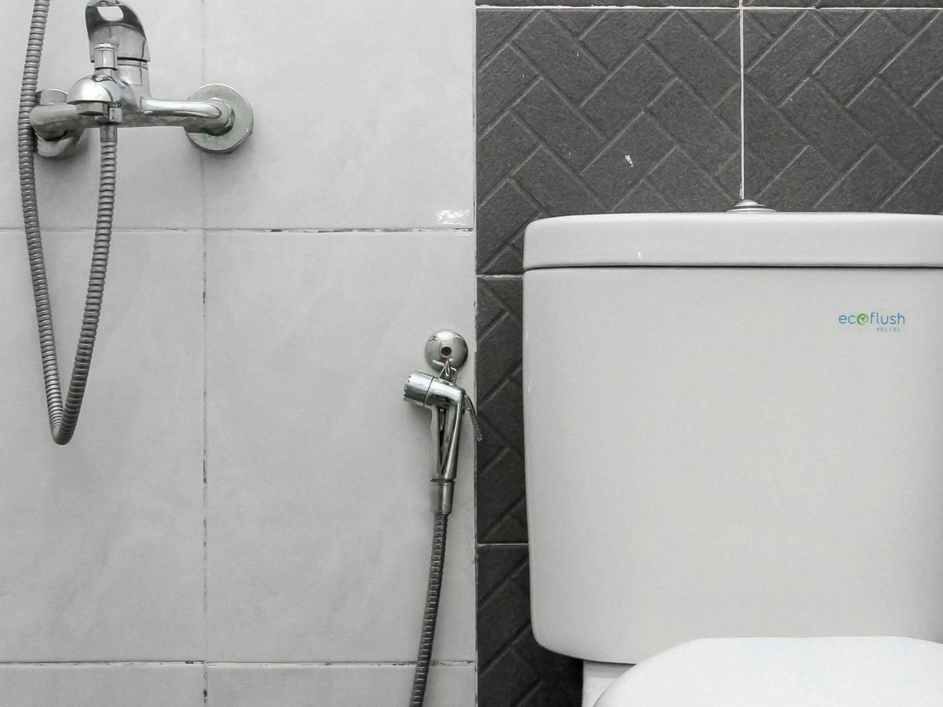 Bathroom in RedDoorz @ Jagakarsa 2