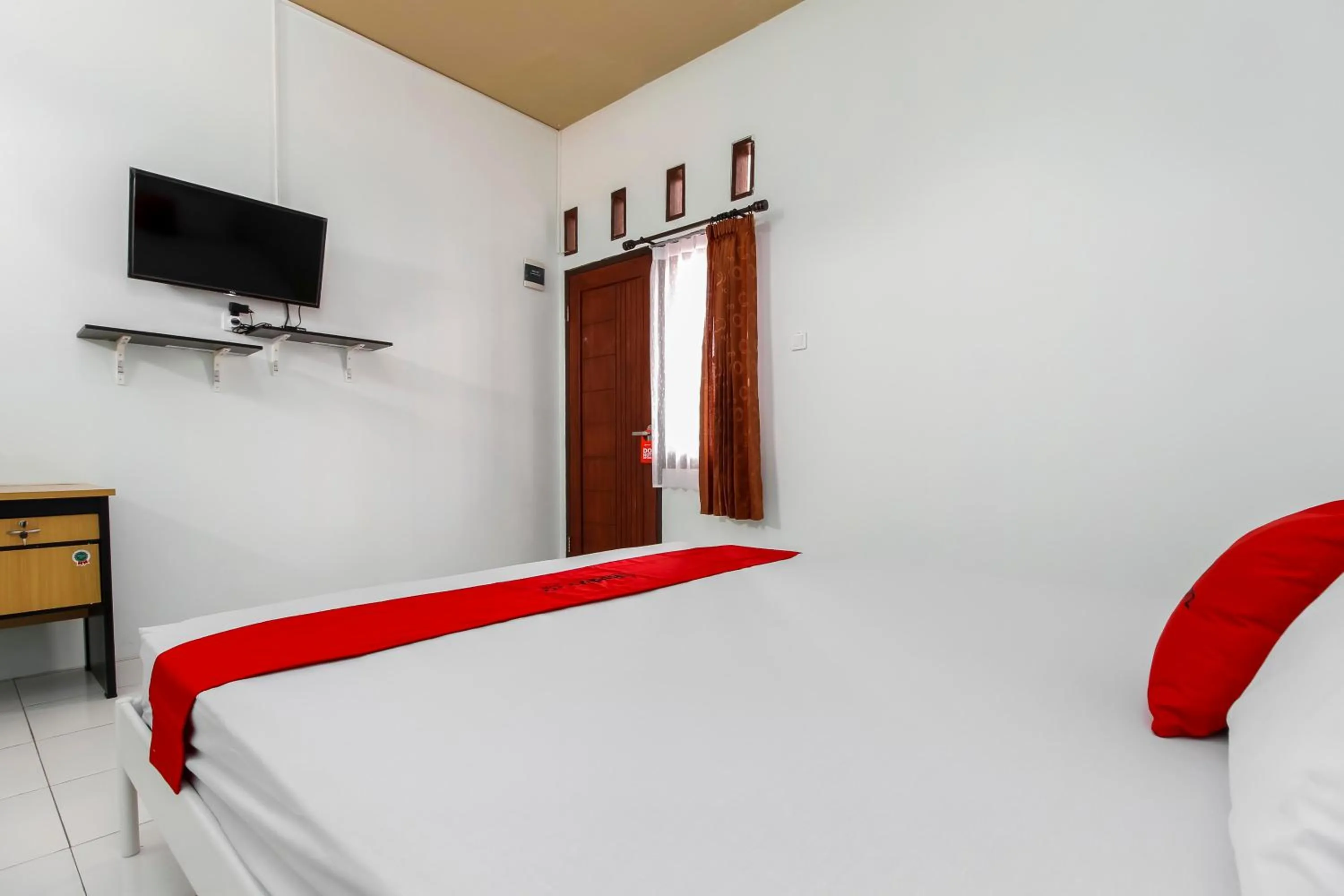Bedroom, Bed in RedDoorz @ Jagakarsa 2