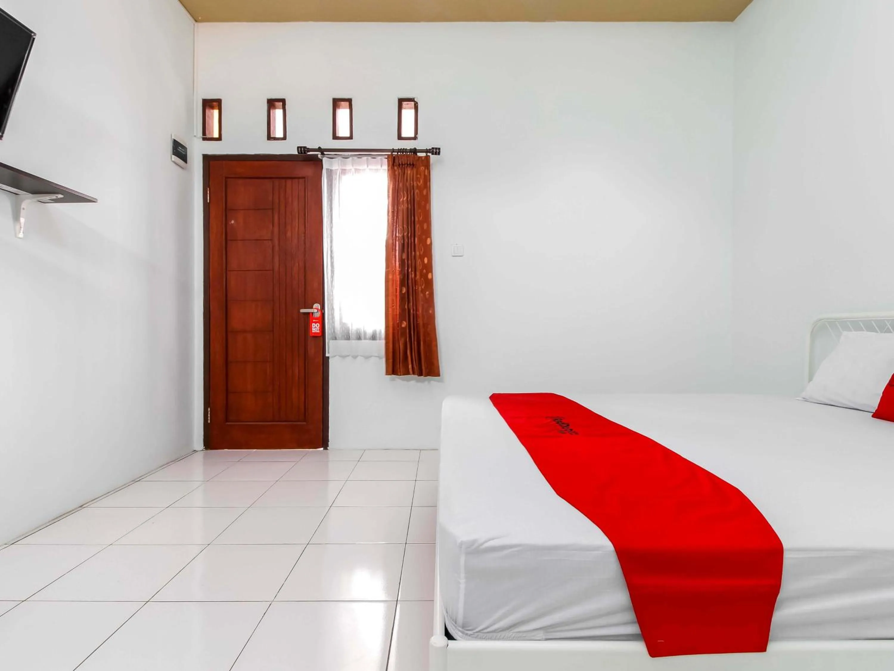Bedroom, Bed in RedDoorz @ Jagakarsa 2