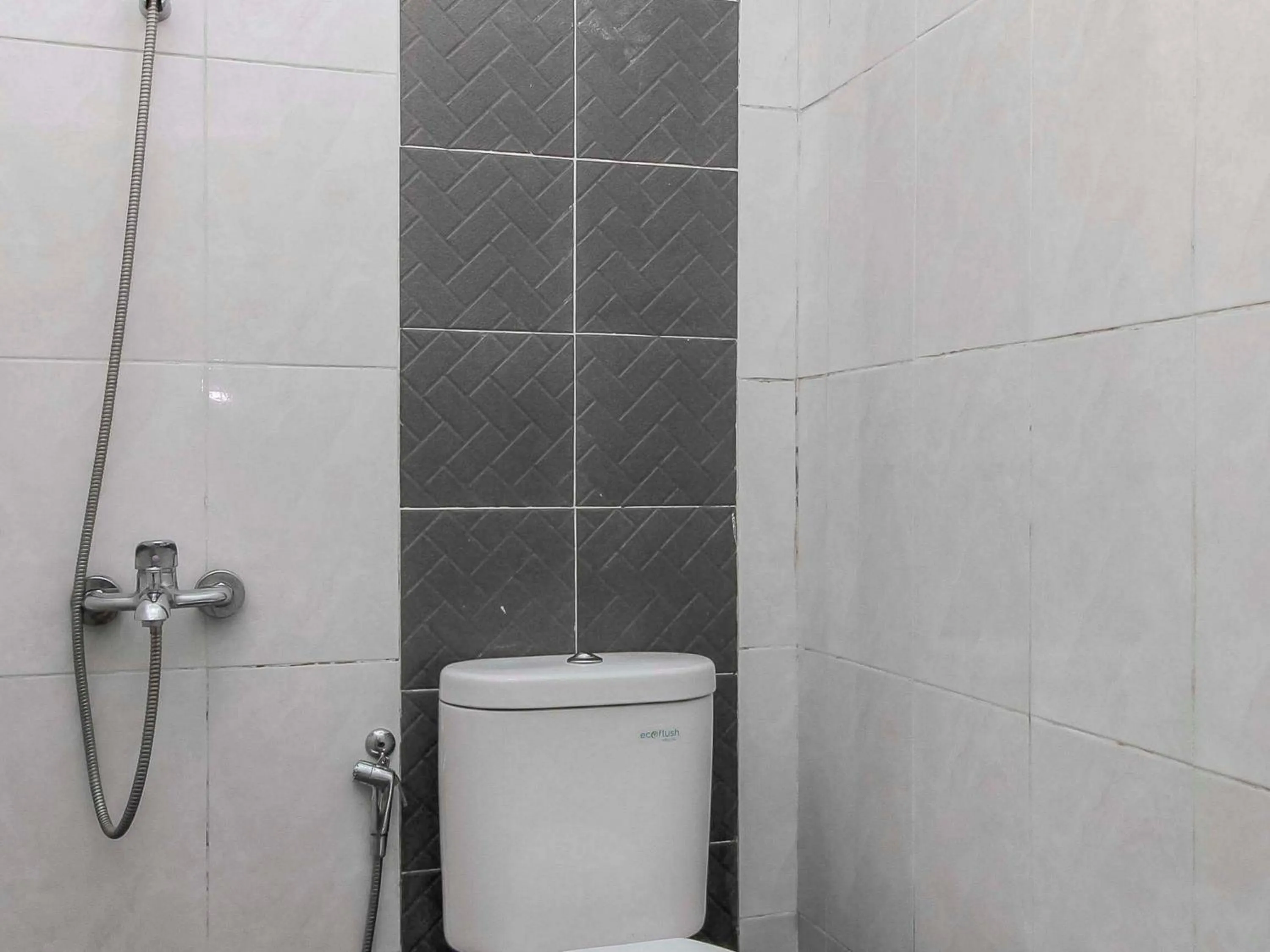 Bathroom in RedDoorz @ Jagakarsa 2