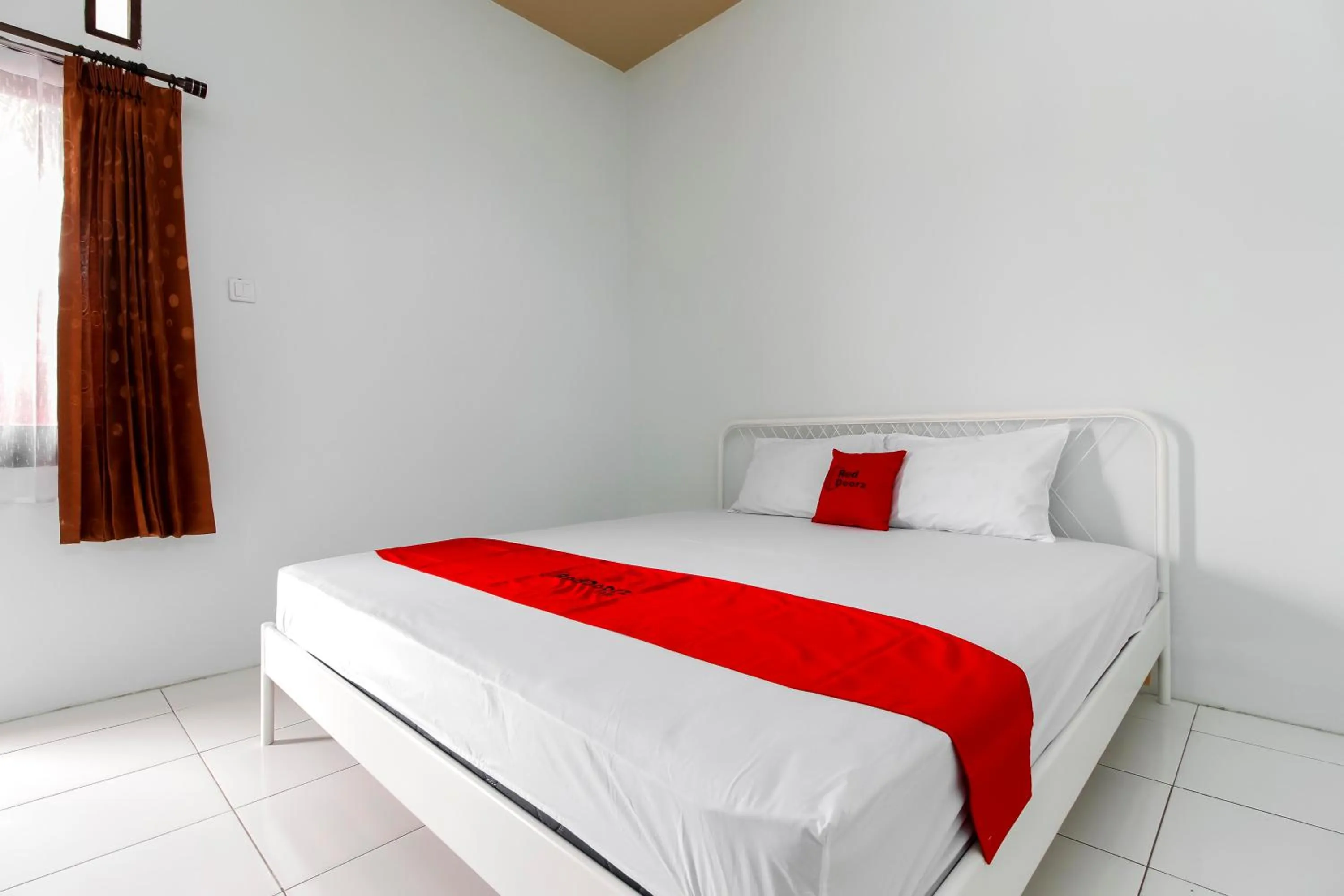 Bedroom, Bed in RedDoorz @ Jagakarsa 2