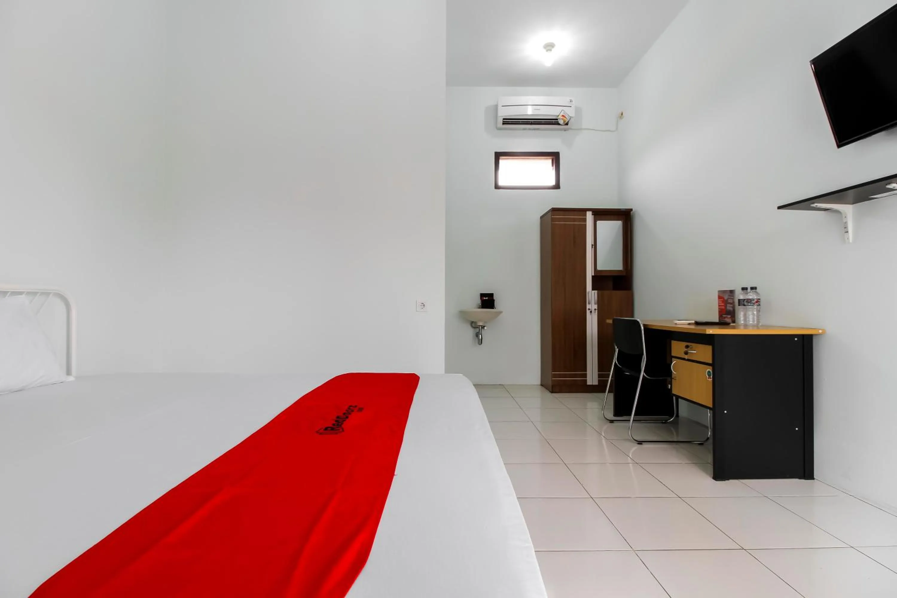 Bedroom, Bed in RedDoorz @ Jagakarsa 2