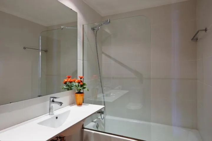 Two-Bedroom Apartment (5 Adults) in Apartaments Les Dunes
