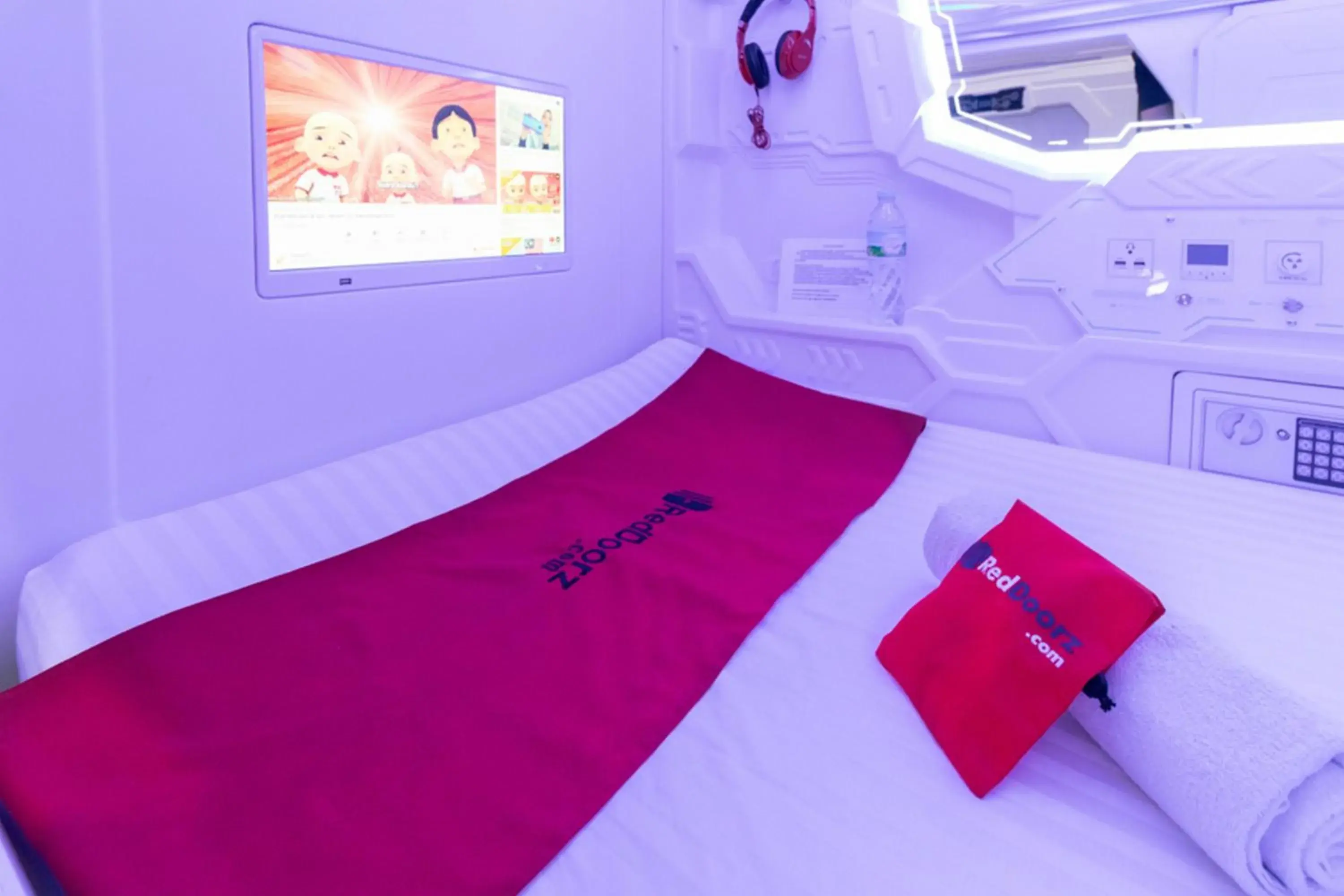 Single Bed in Female Dormitory Room in RedDoorz Hostel @ Capsule Inn Medan Single Bed in Female Dormitory Room in RedDoorz Hostel @ Capsule Inn Medan