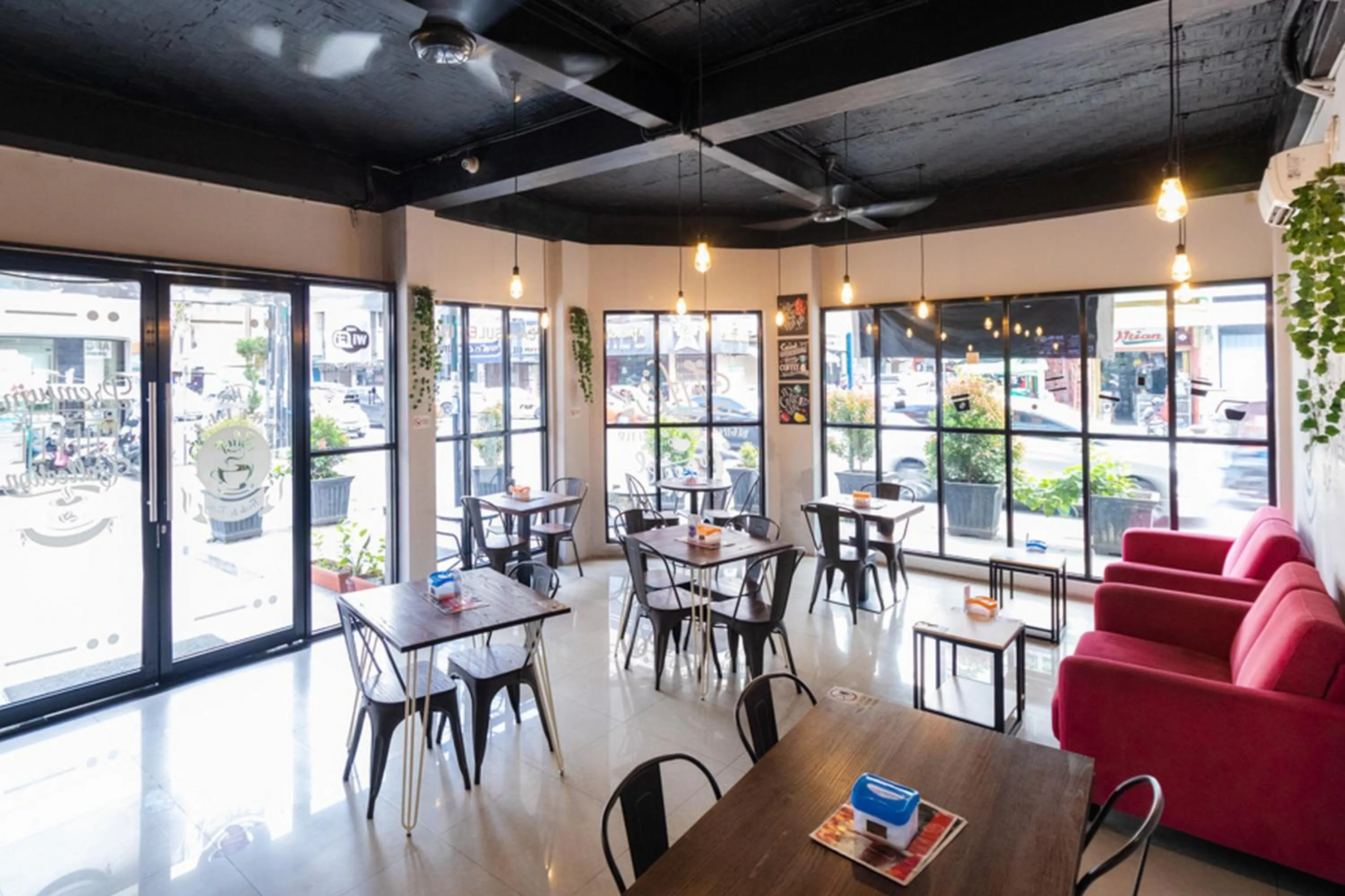 Restaurant/places to eat in RedDoorz Hostel @ Capsule Inn Medan