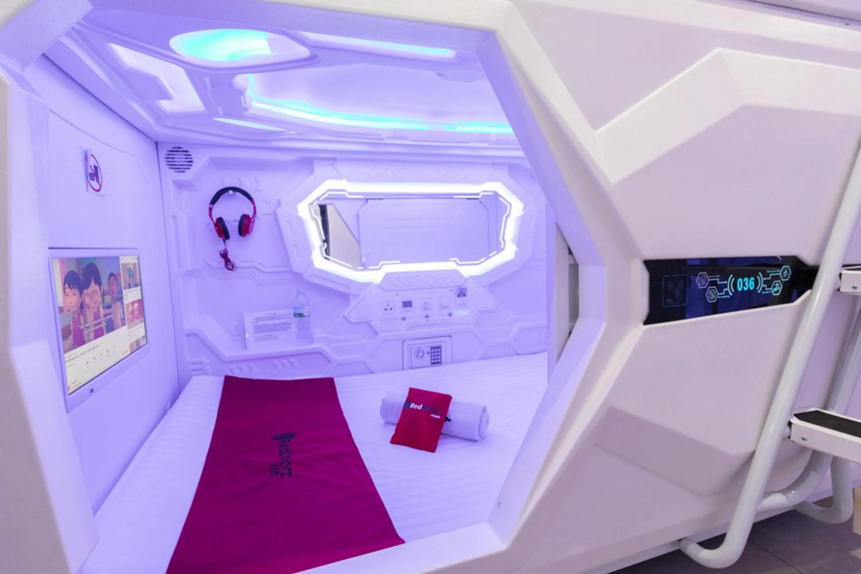 Single Bed in Male Dormitory Room in RedDoorz Hostel @ Capsule Inn Medan