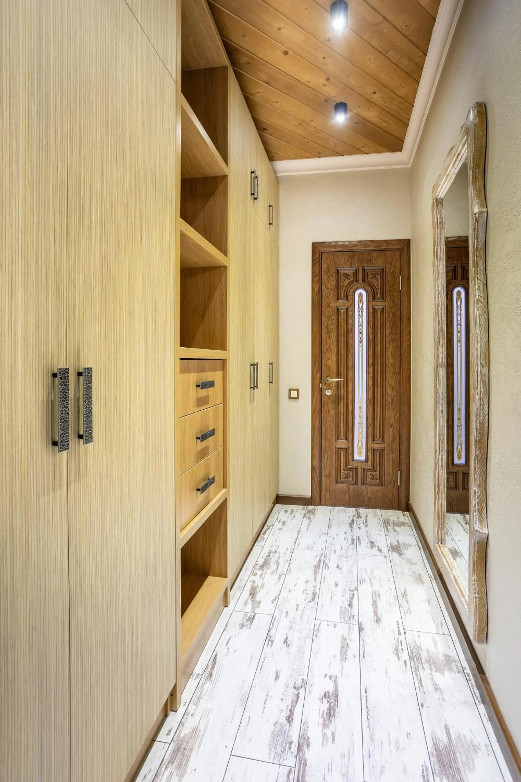 wardrobe, Bed in Sacvoyage Hotel