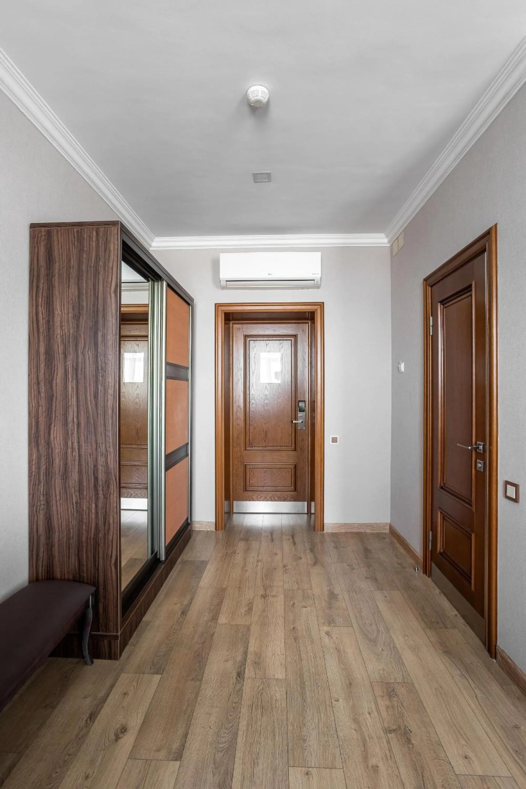 wardrobe in Sacvoyage Hotel