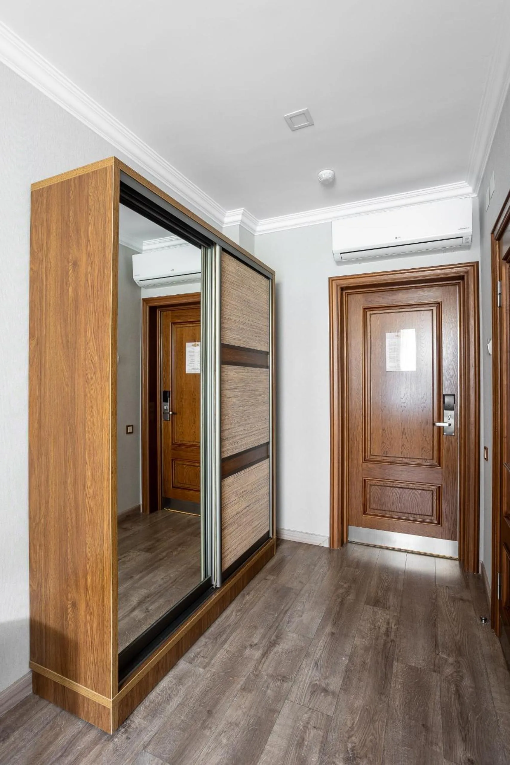 wardrobe in Sacvoyage Hotel