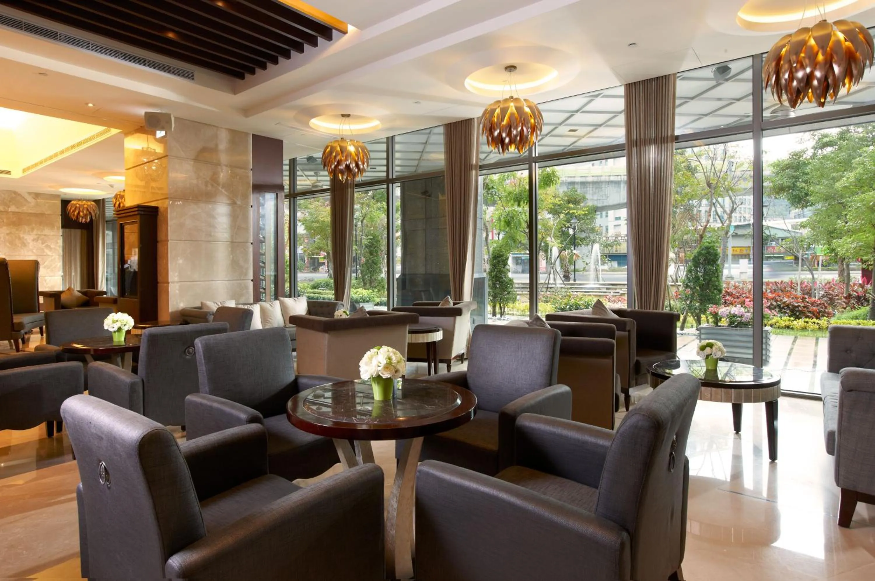 Restaurant/places to eat in S Aura Hotel