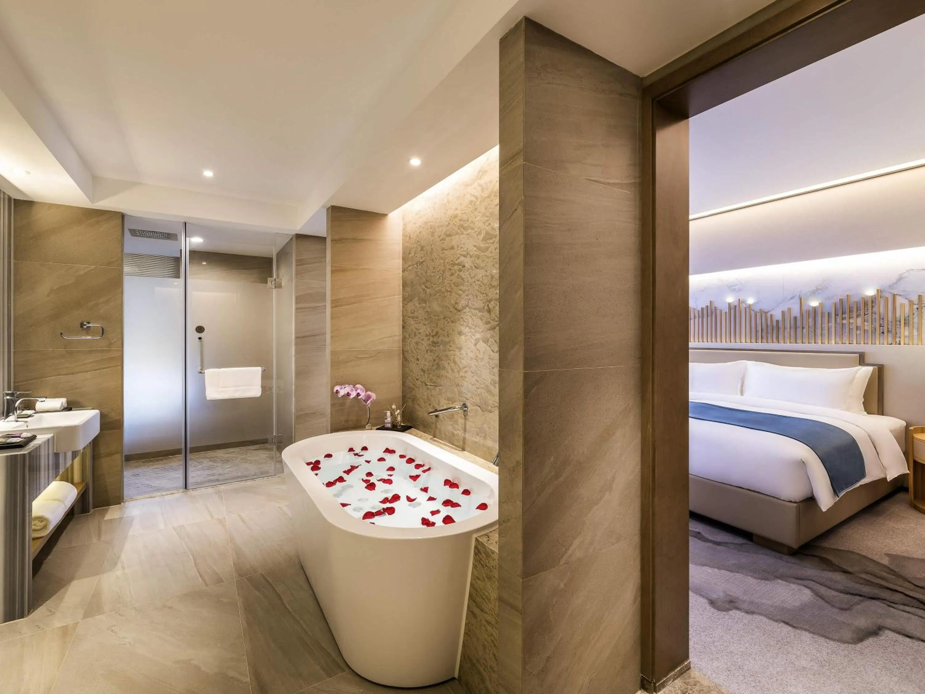 Bedroom, Bed in Mercure Chengdu Huapaifang