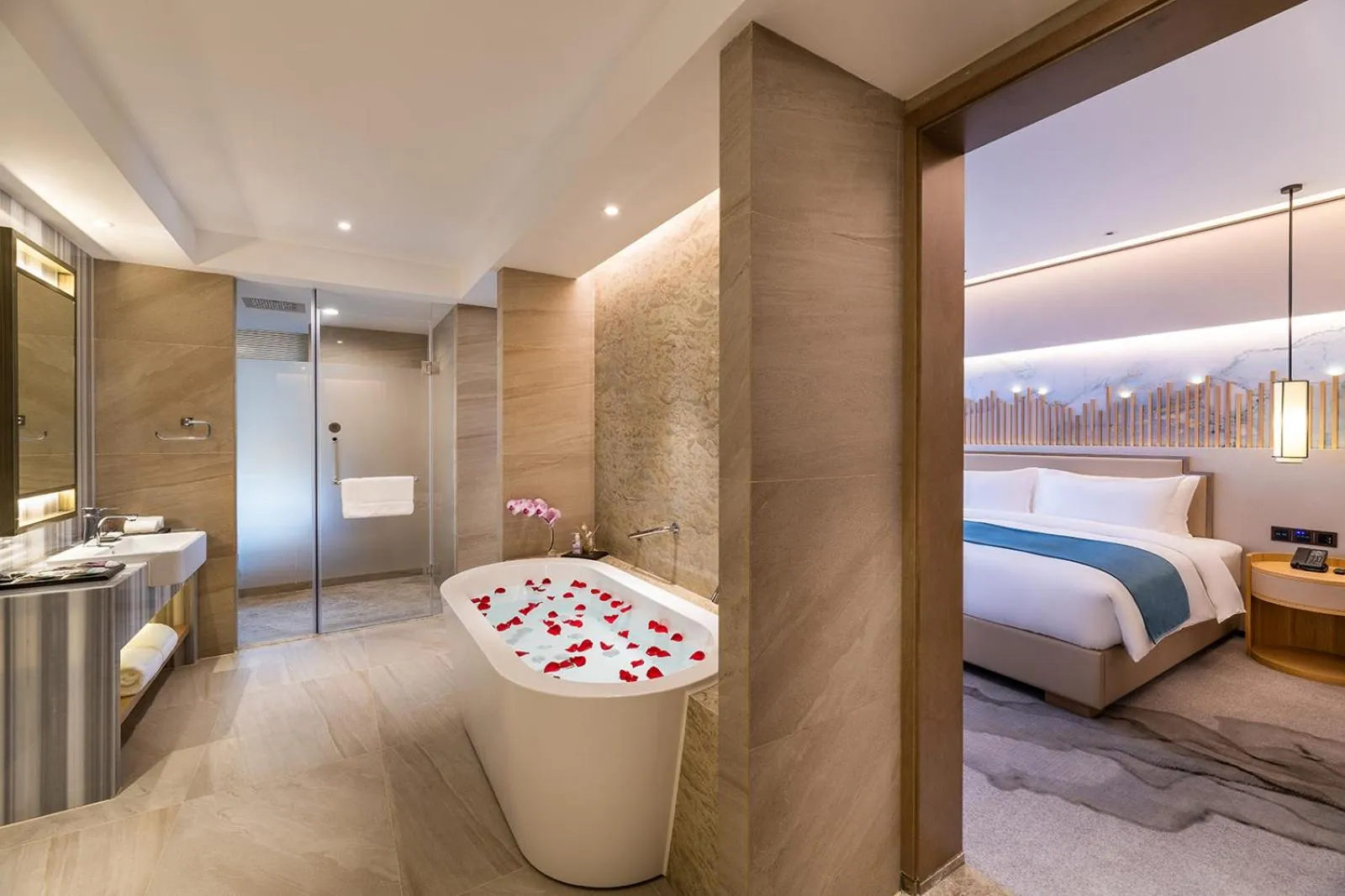 Bed in Mercure Chengdu Huapaifang