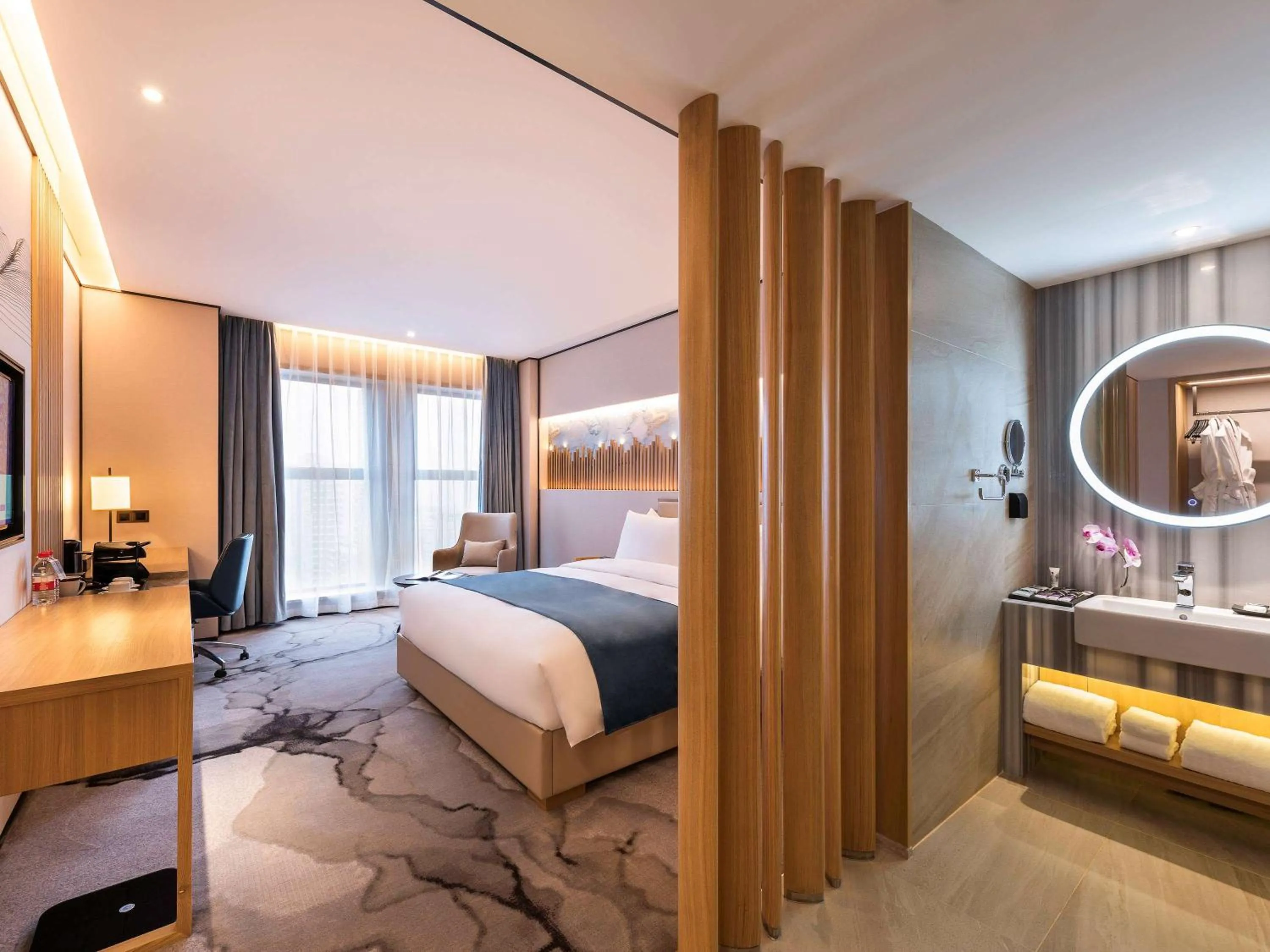 Photo of the whole room, Bed in Mercure Chengdu Huapaifang