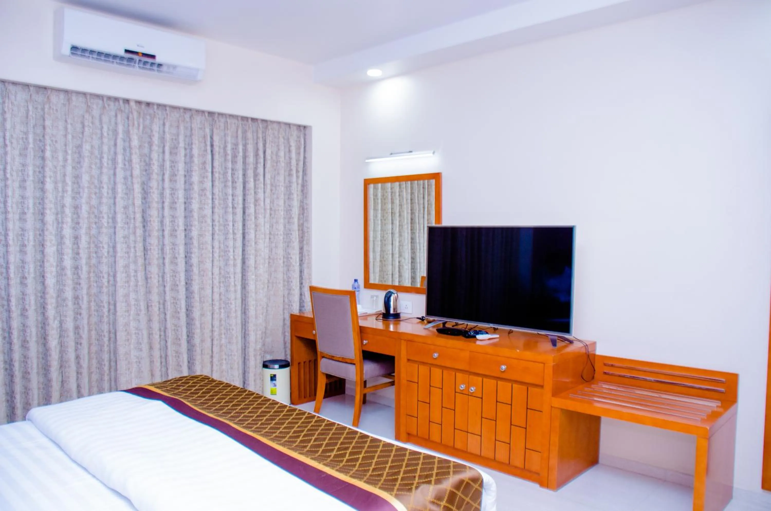 TV and multimedia, Bed in HOTEL PLATINUM