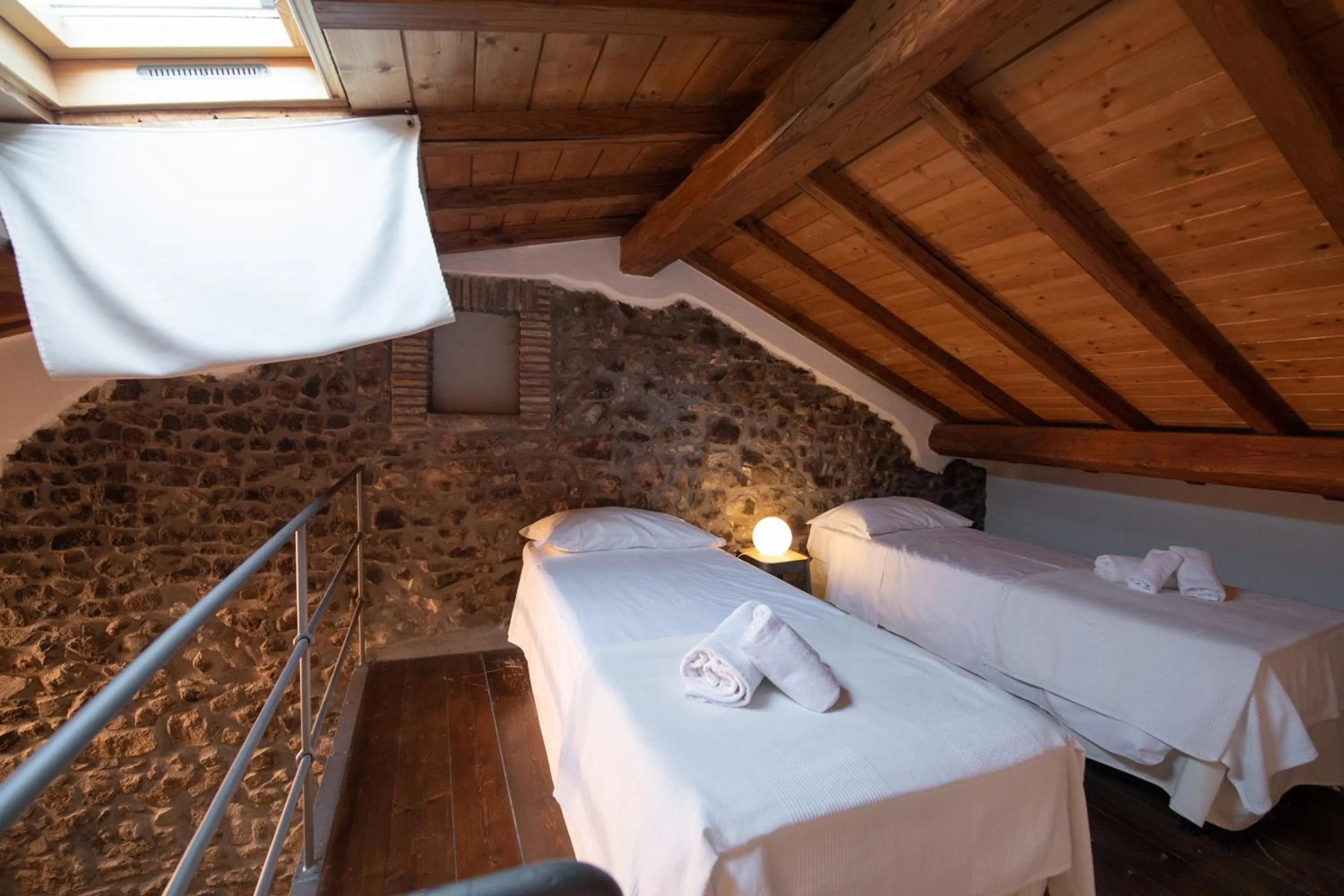 Bed in Hotel Borgo Vistalago