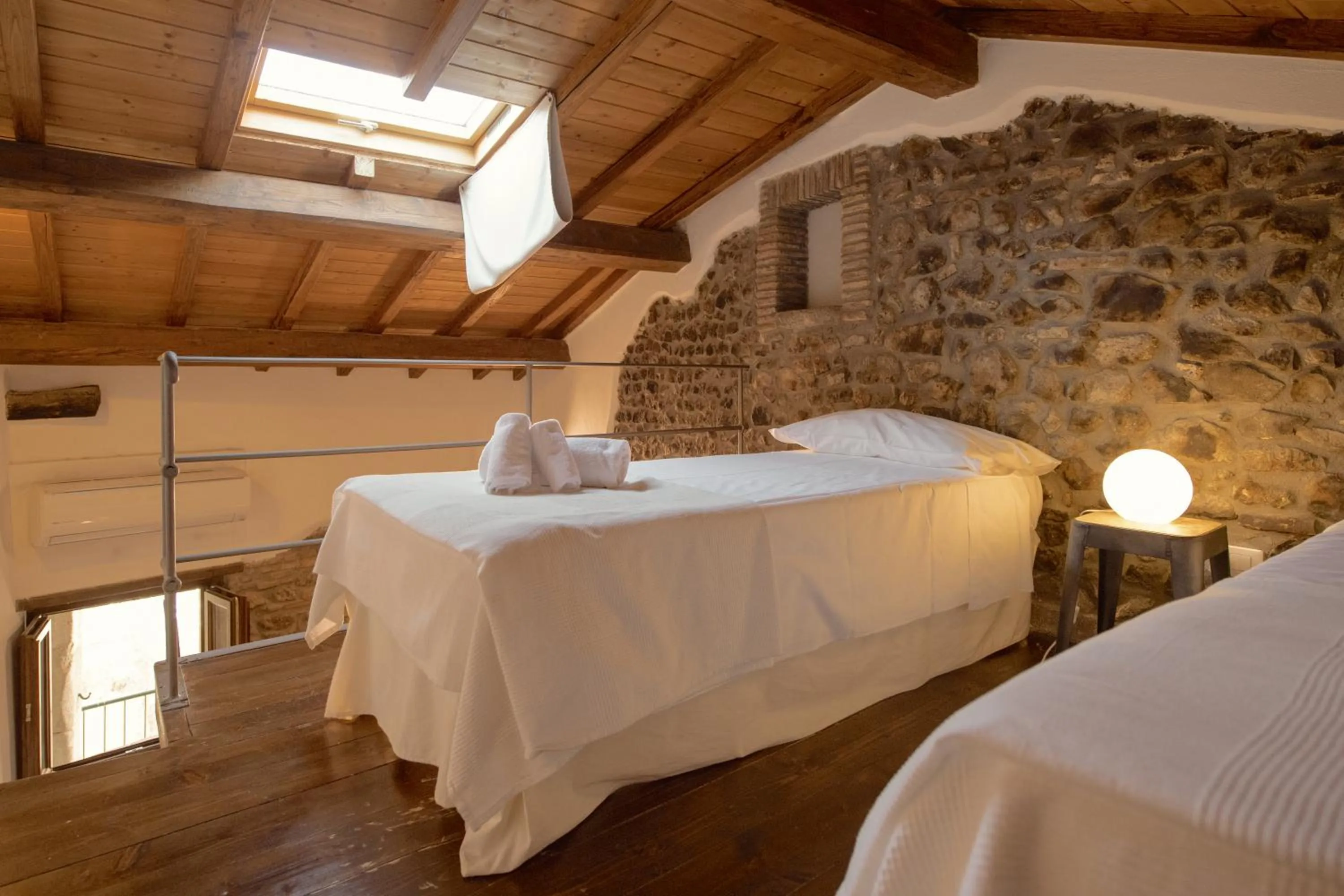 Bed in Hotel Borgo Vistalago