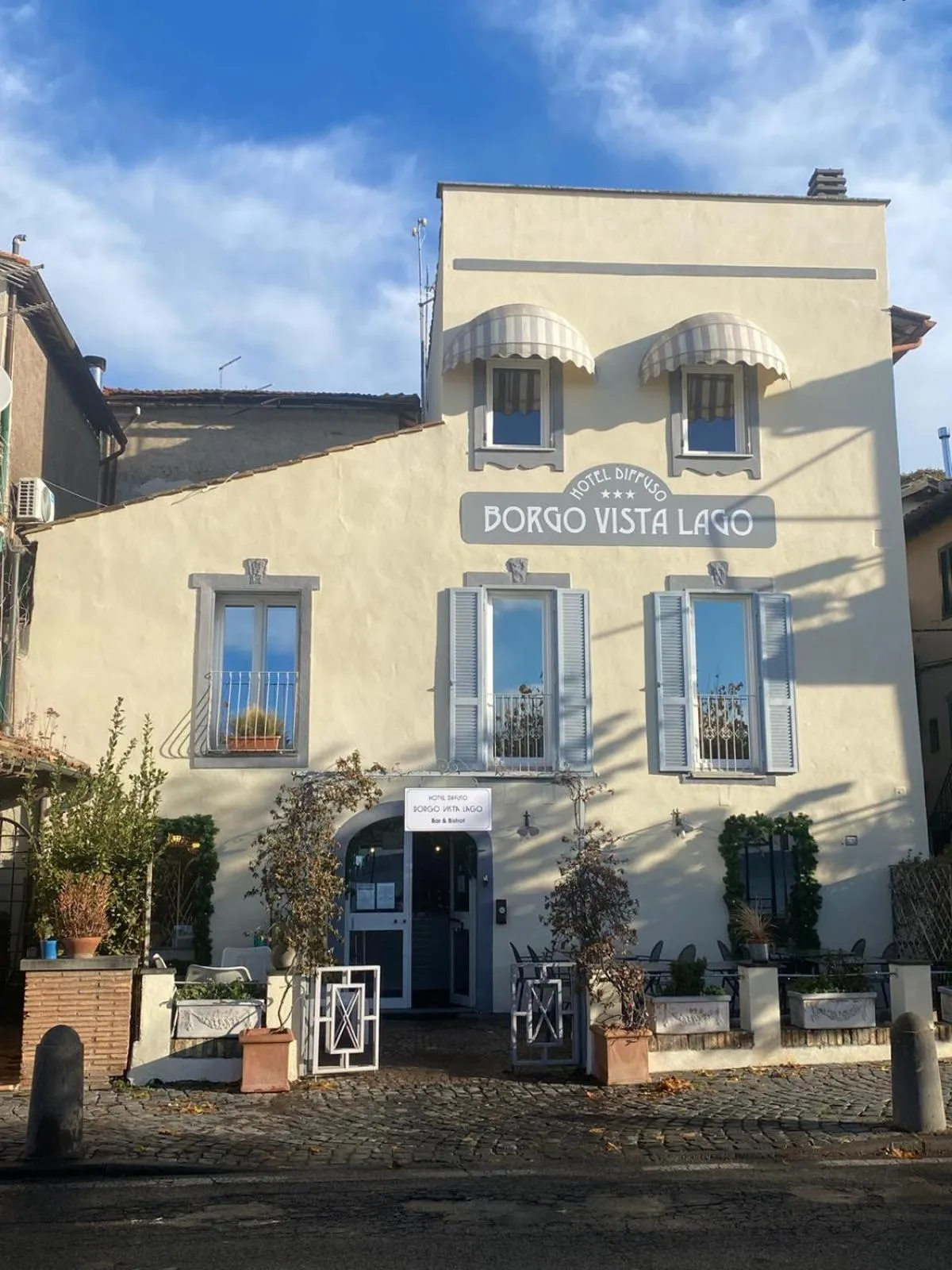 Property building in Hotel Borgo Vistalago