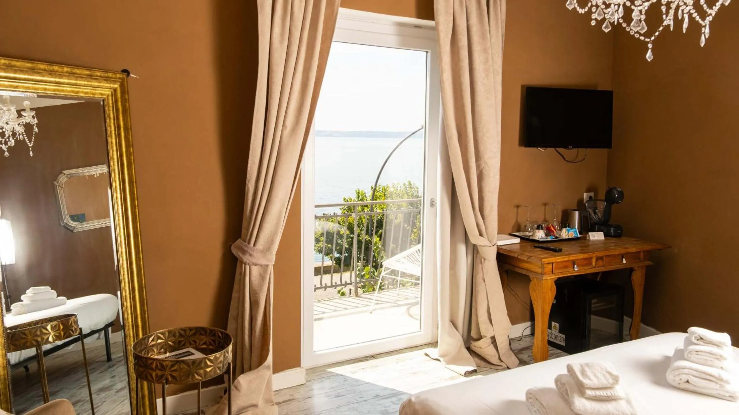 Bed in Hotel Borgo Vistalago