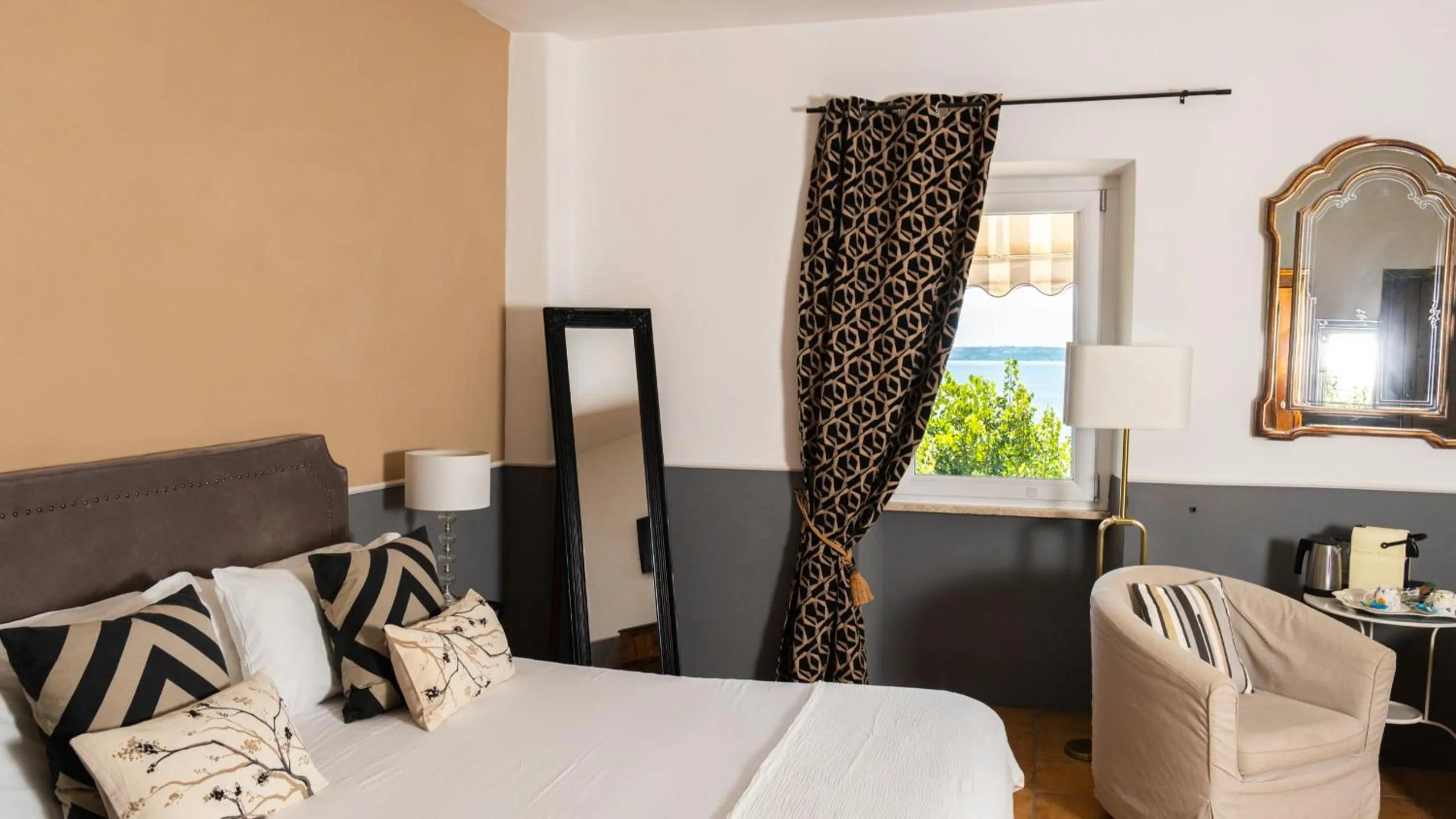 Bed in Hotel Borgo Vistalago