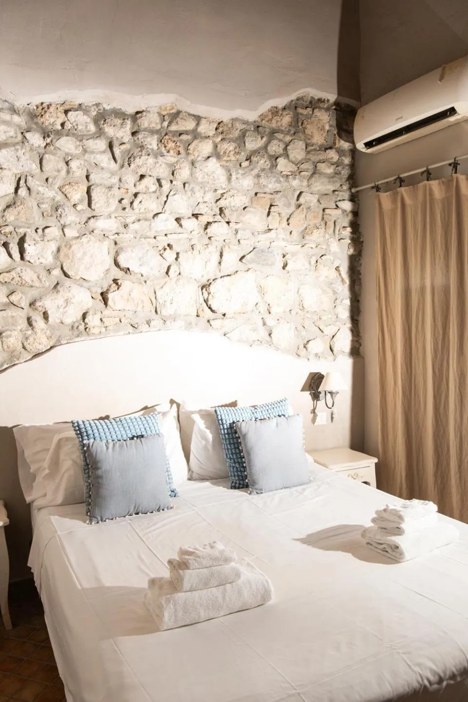 Bed in Hotel Borgo Vistalago