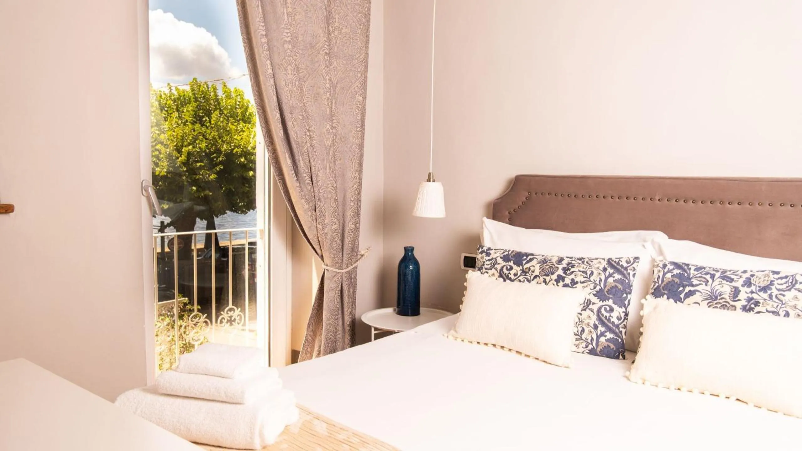 Bed in Hotel Borgo Vistalago