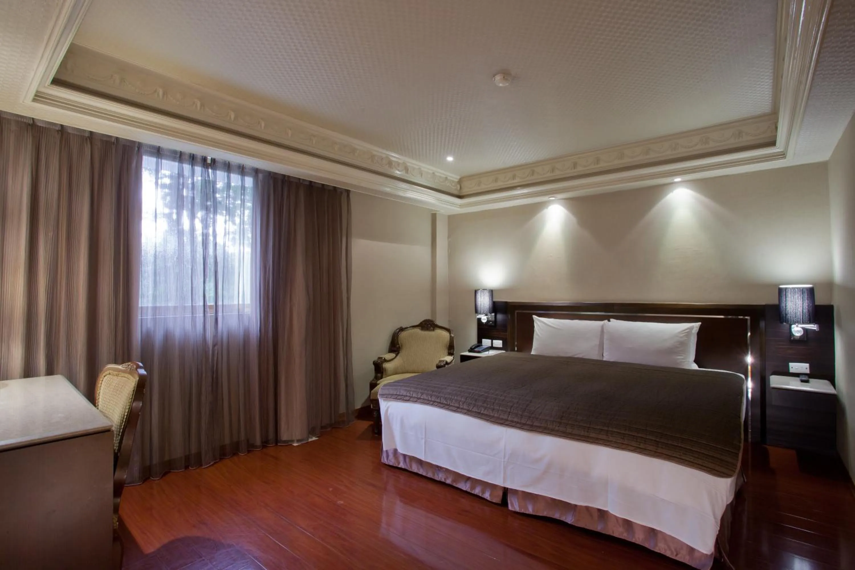 Photo of the whole room, Bed in Deja Vu Hotel