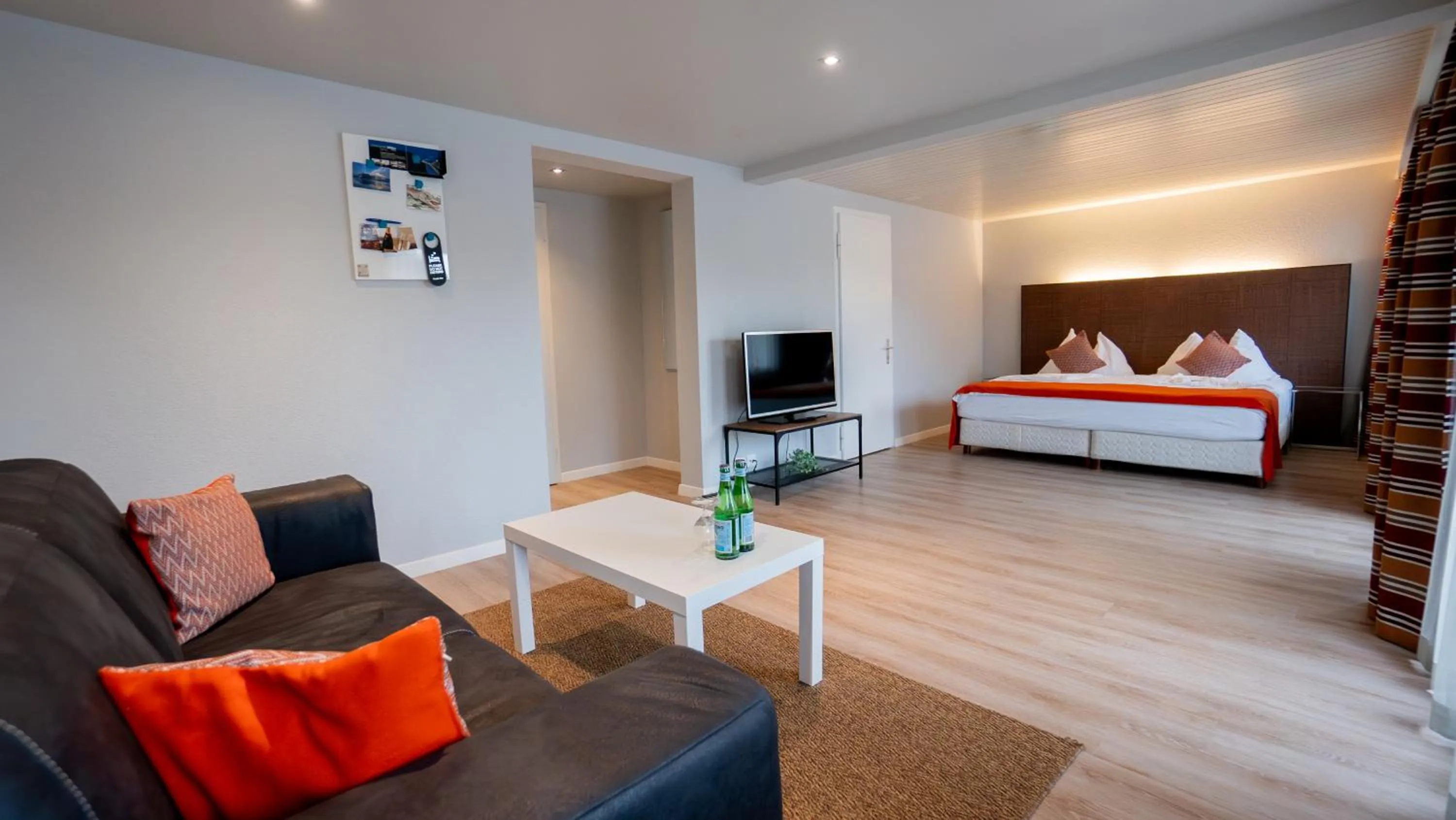 Living room, Bed in Hotel & Restaurant Rössli