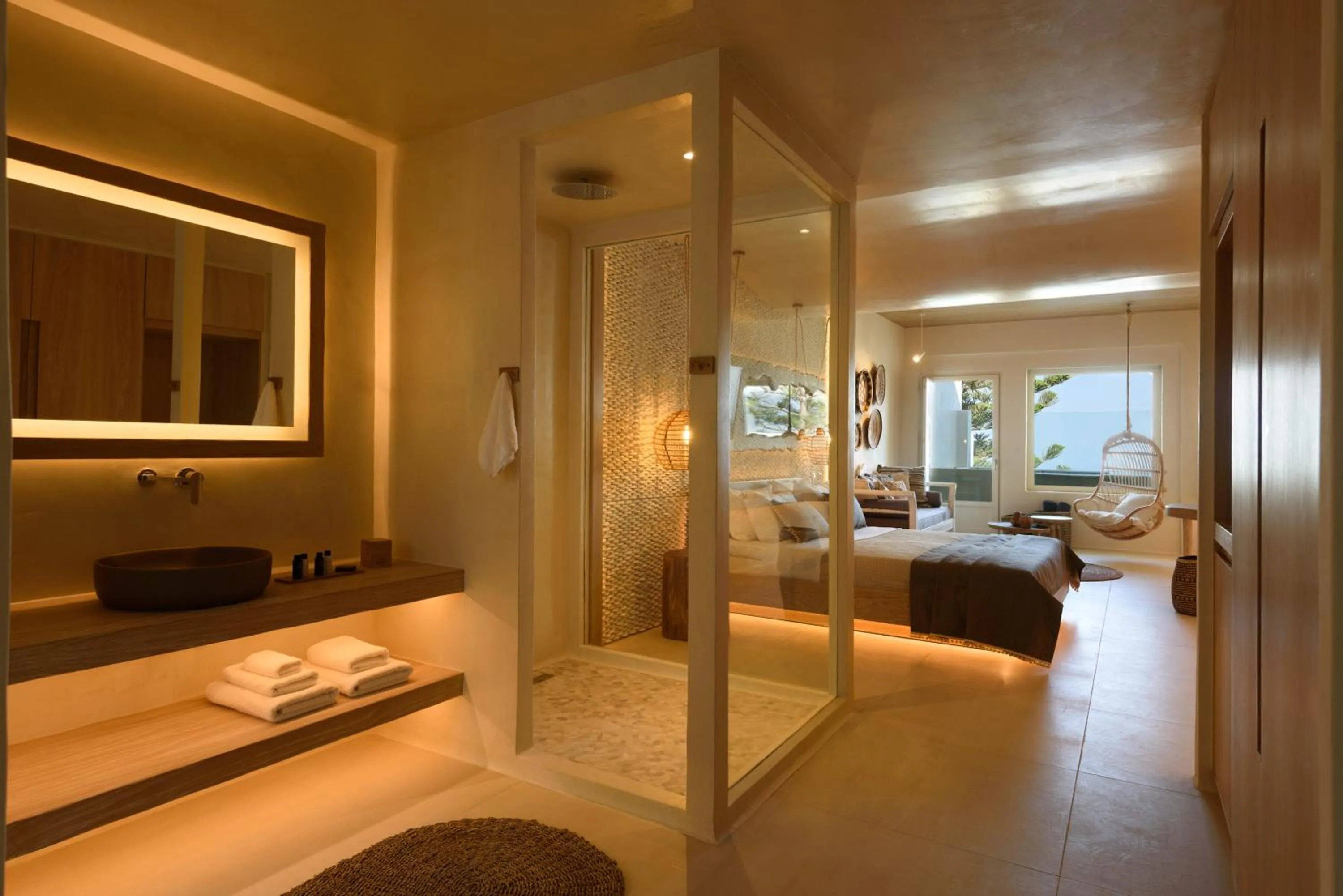 Shower, Bed in Divelia East