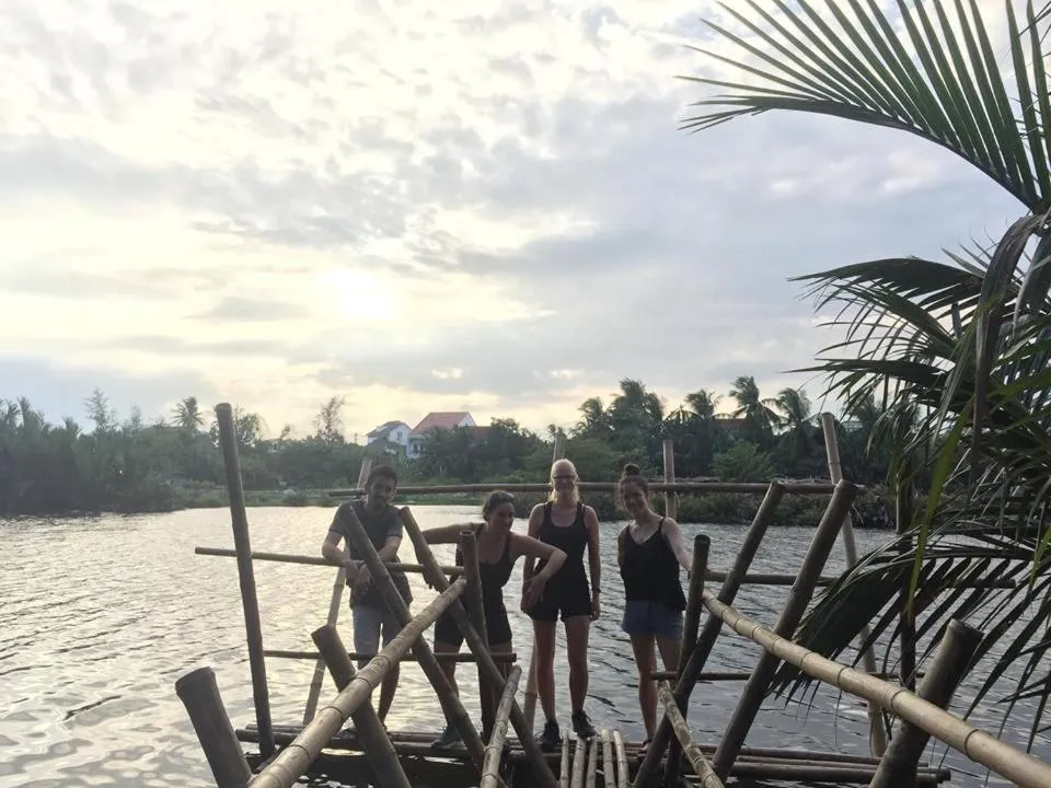 Backhome Hostel & Bar