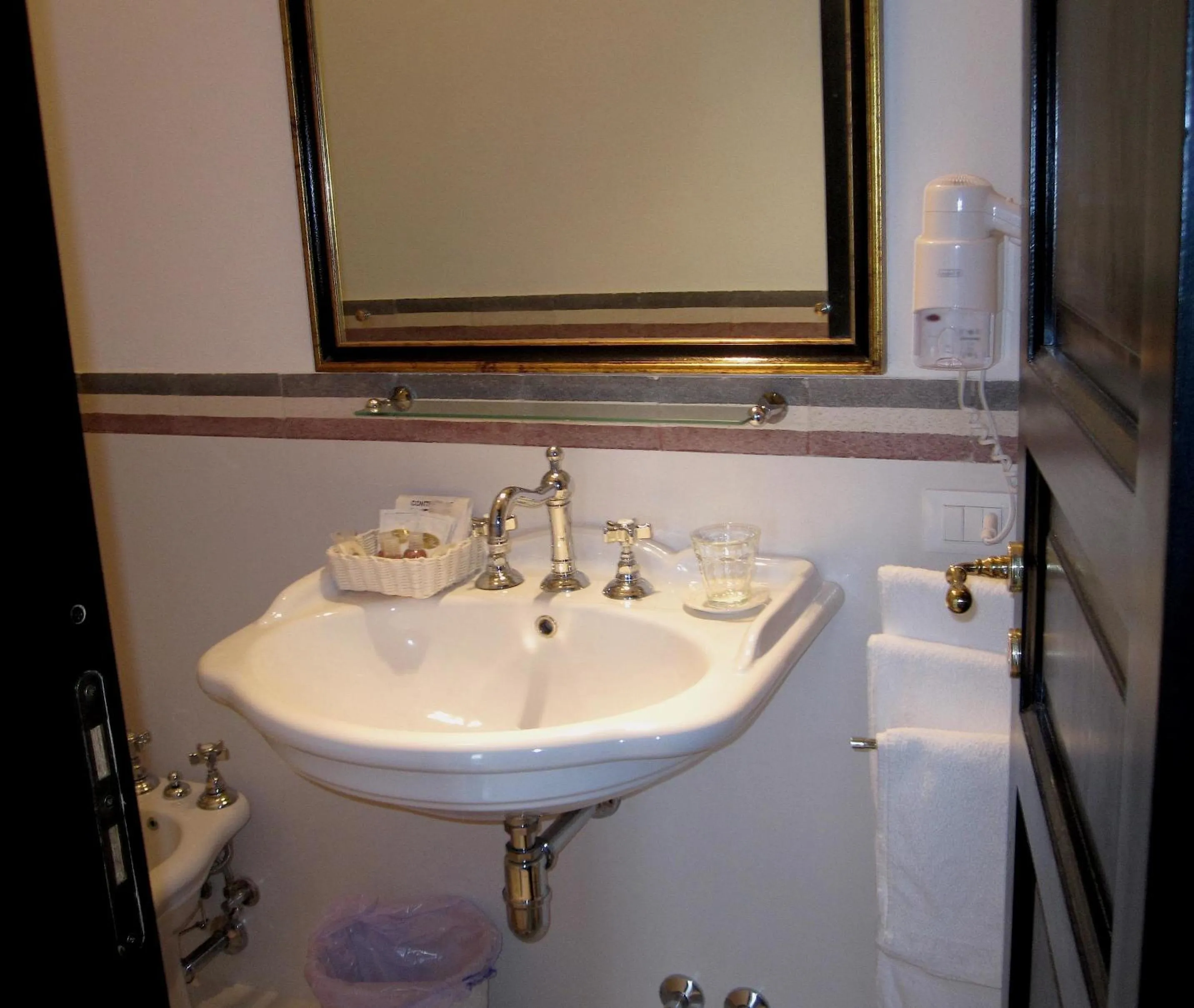 Bathroom in Hotel Santa Marina Antica Foresteria