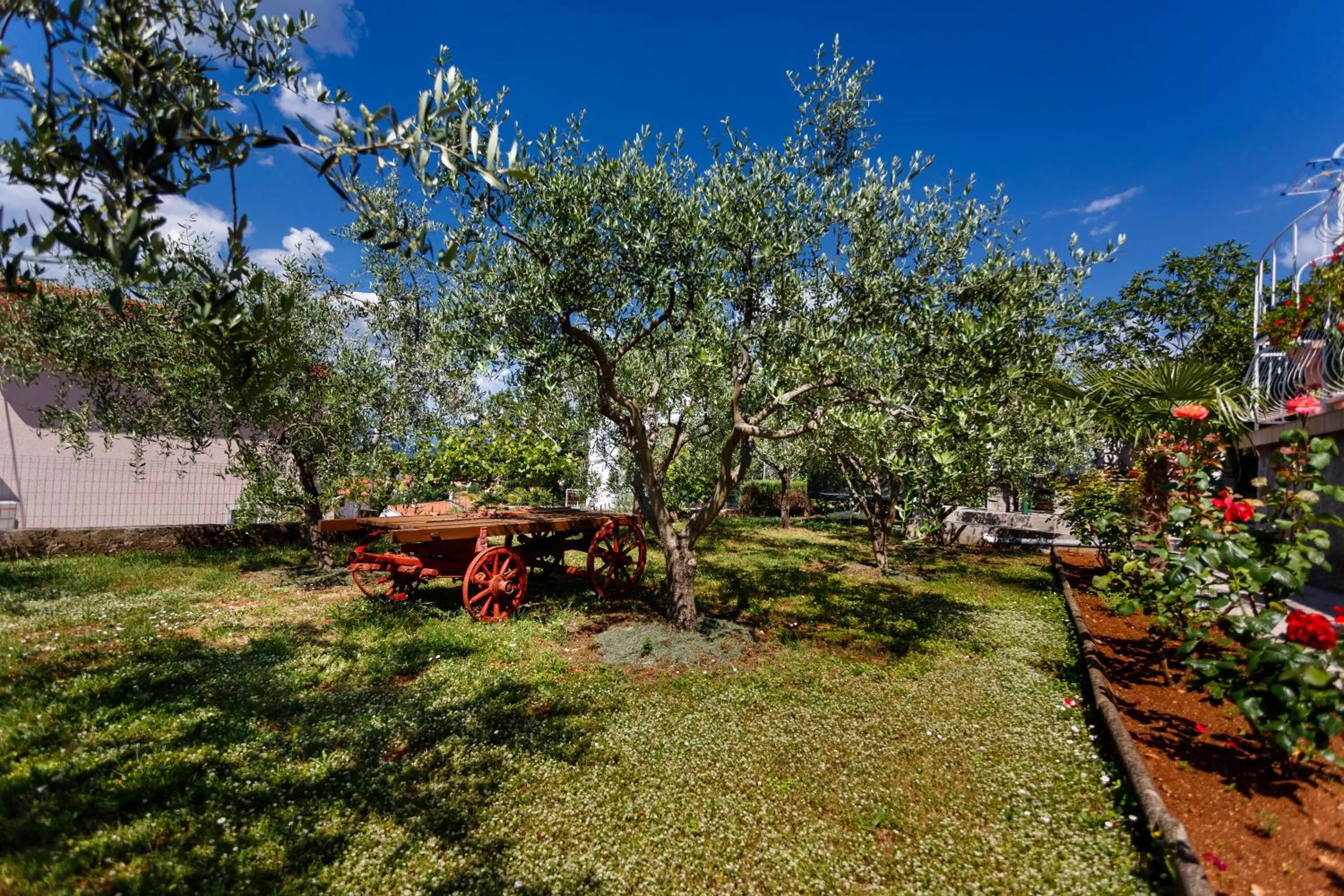 Garden in Apartment Karabaic by El-Pi Tours