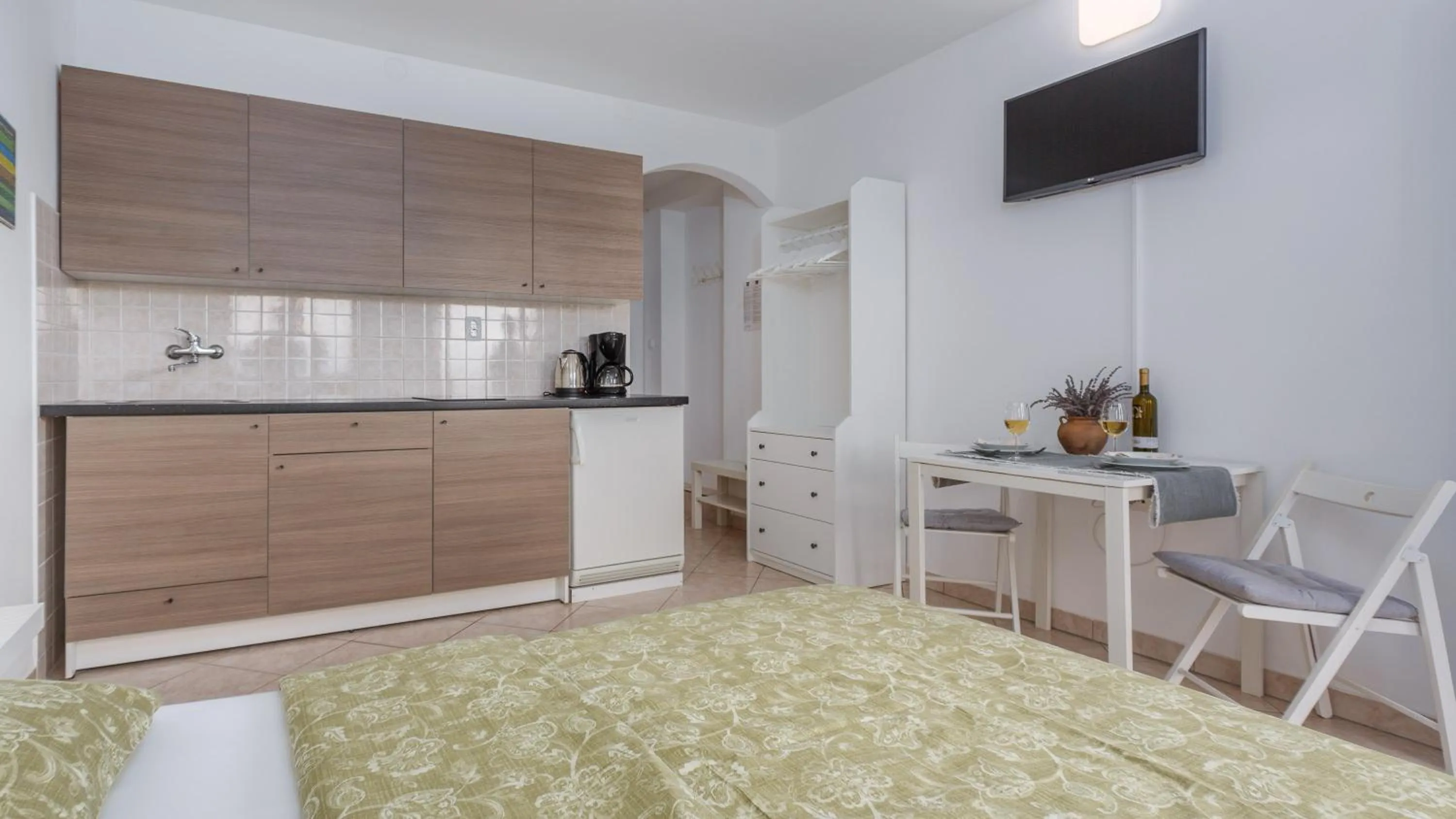 Kitchen or kitchenette, Bed in Apartment Karabaic by El-Pi Tours