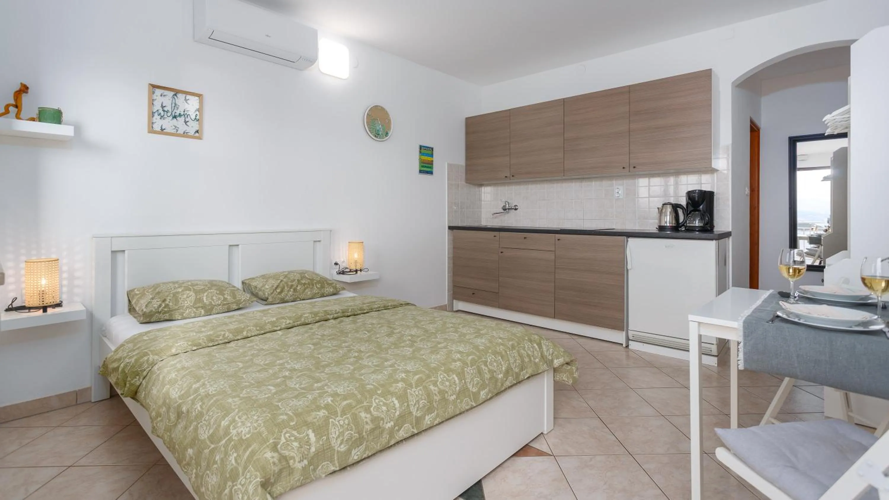 Kitchen or kitchenette, Bed in Apartment Karabaic by El-Pi Tours