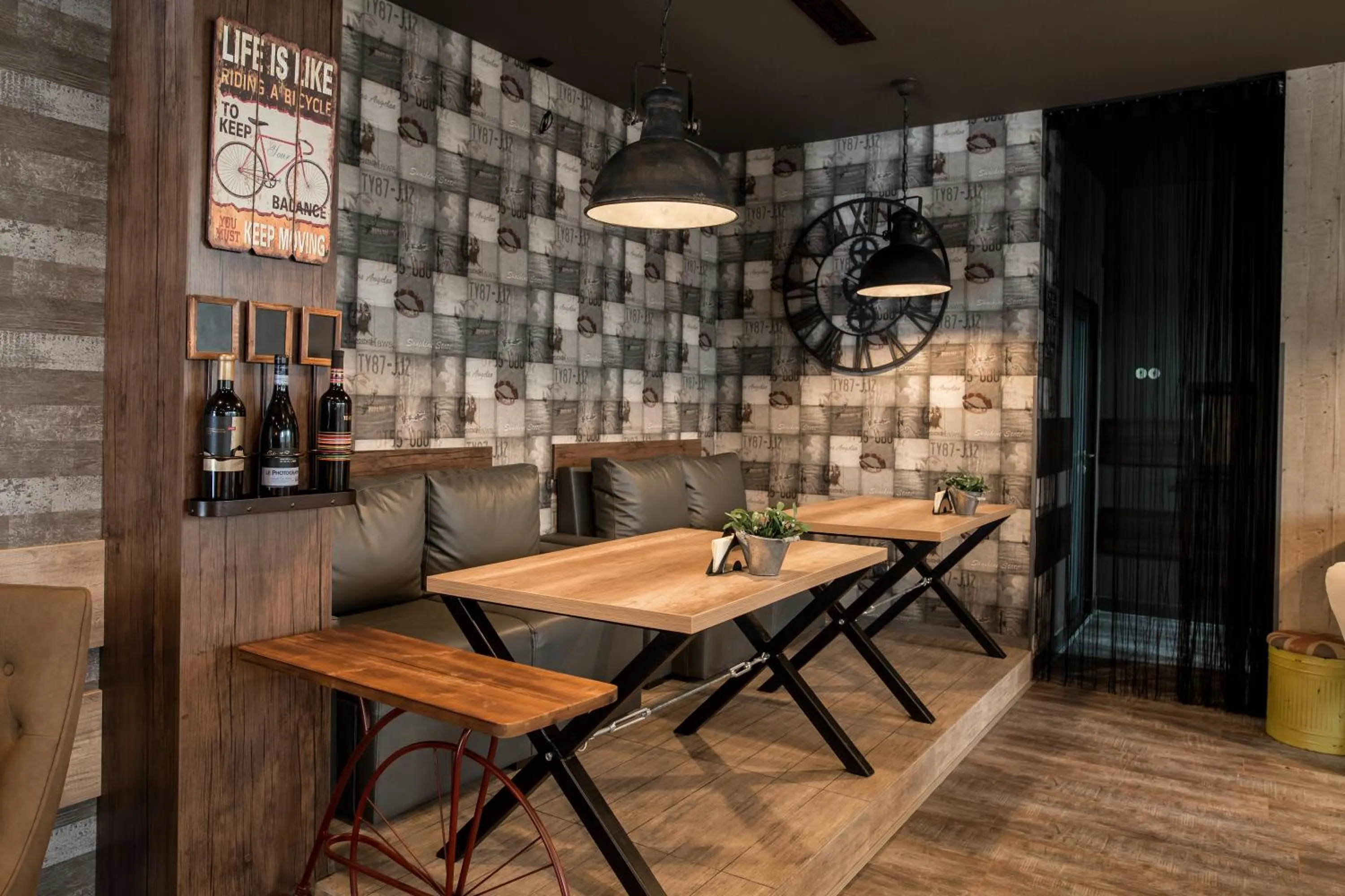 Restaurant/places to eat in Hotel Idol