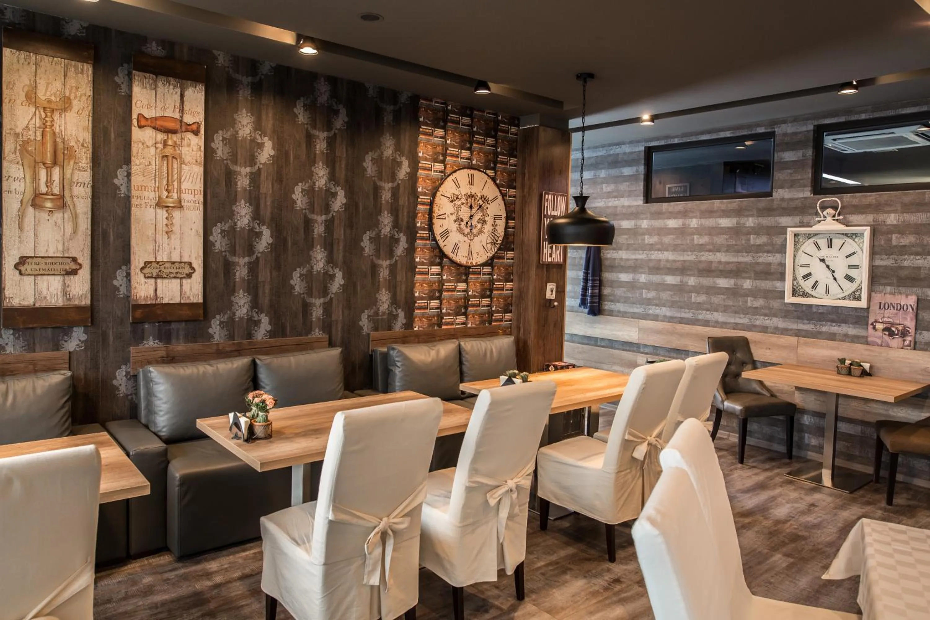 Restaurant/places to eat in Hotel Idol